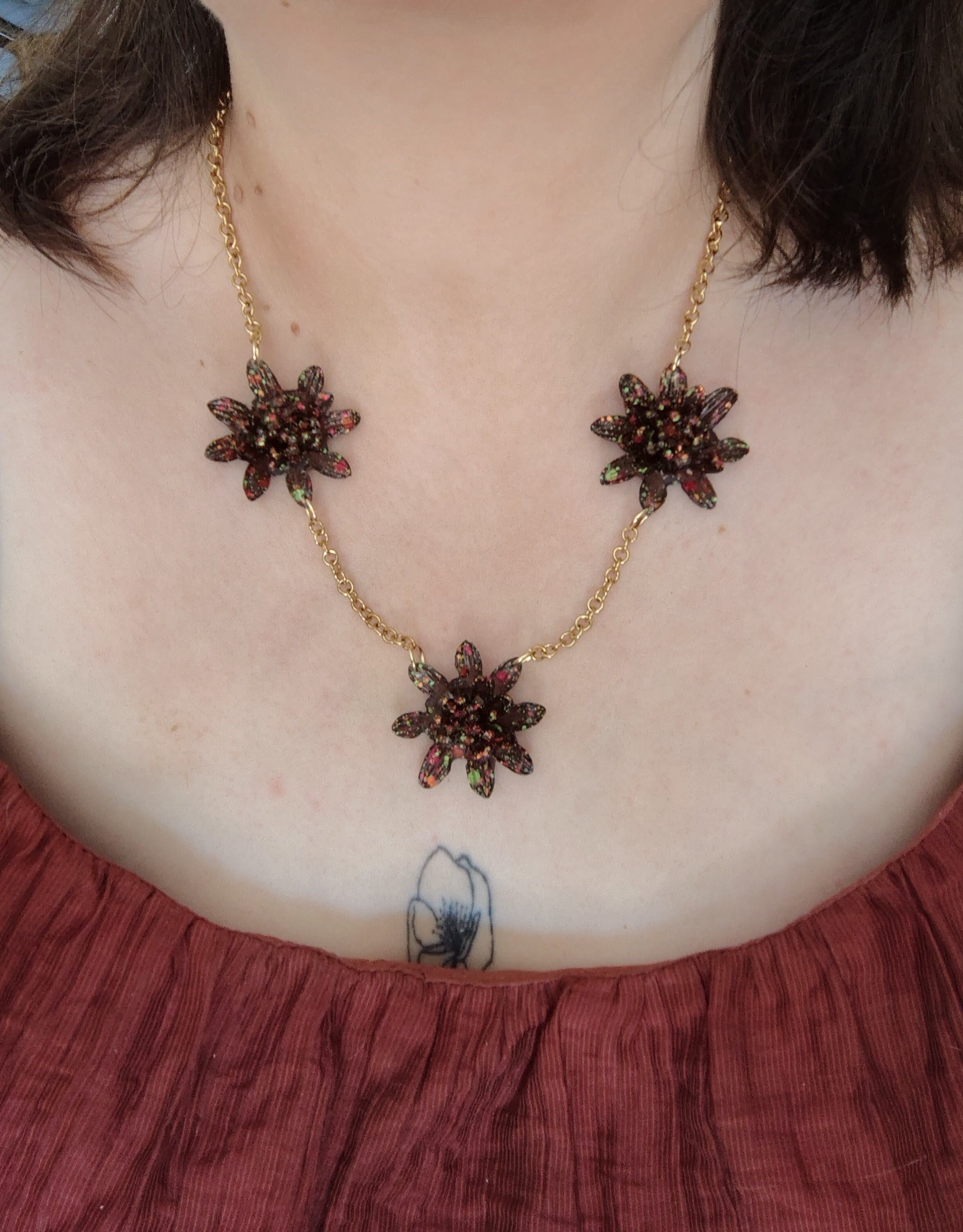 Colliers et boucles d'oreilles petite fleur