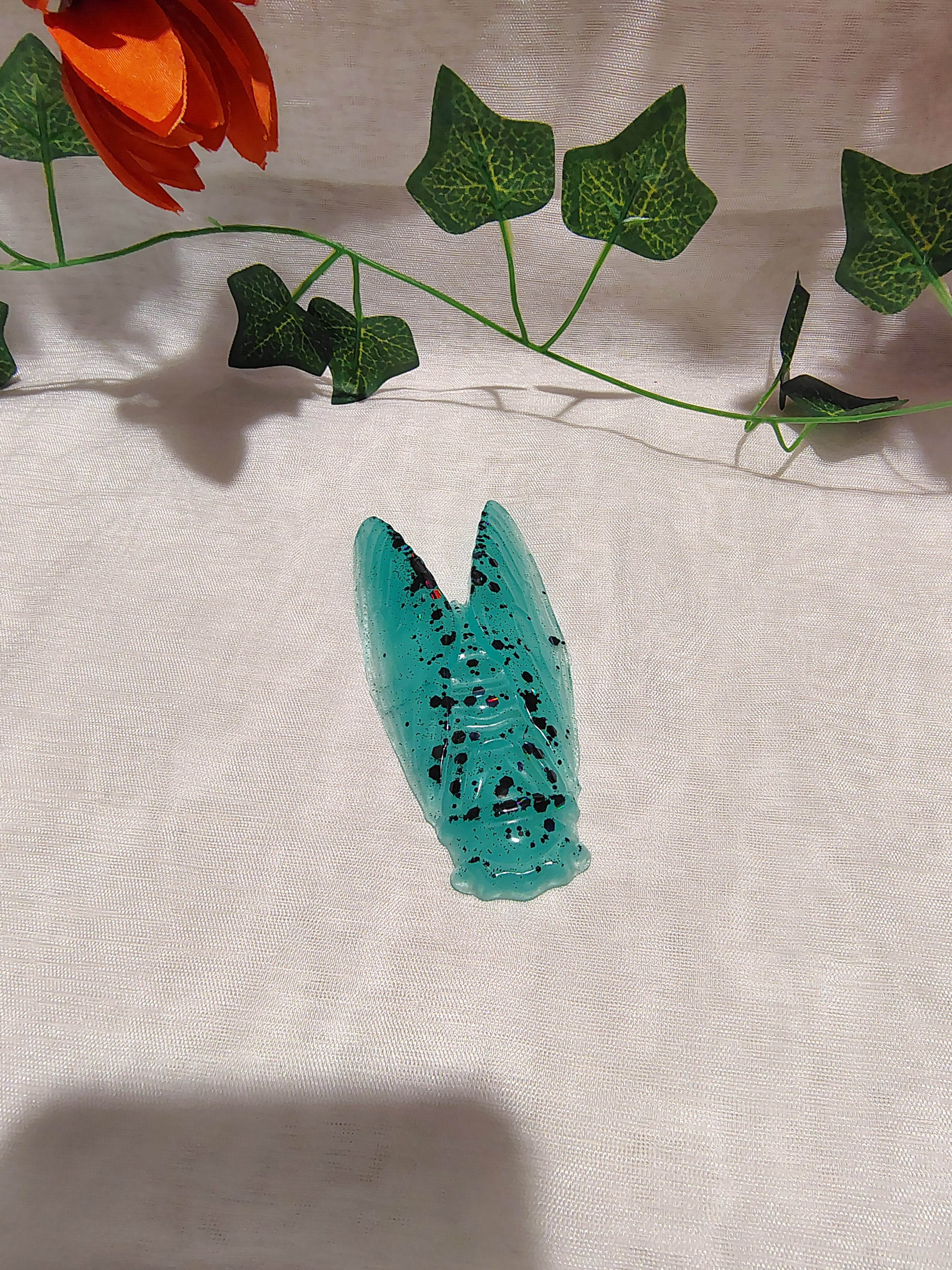 Cigale décorative en résine époxy fait main – Objet de décoration artisanale