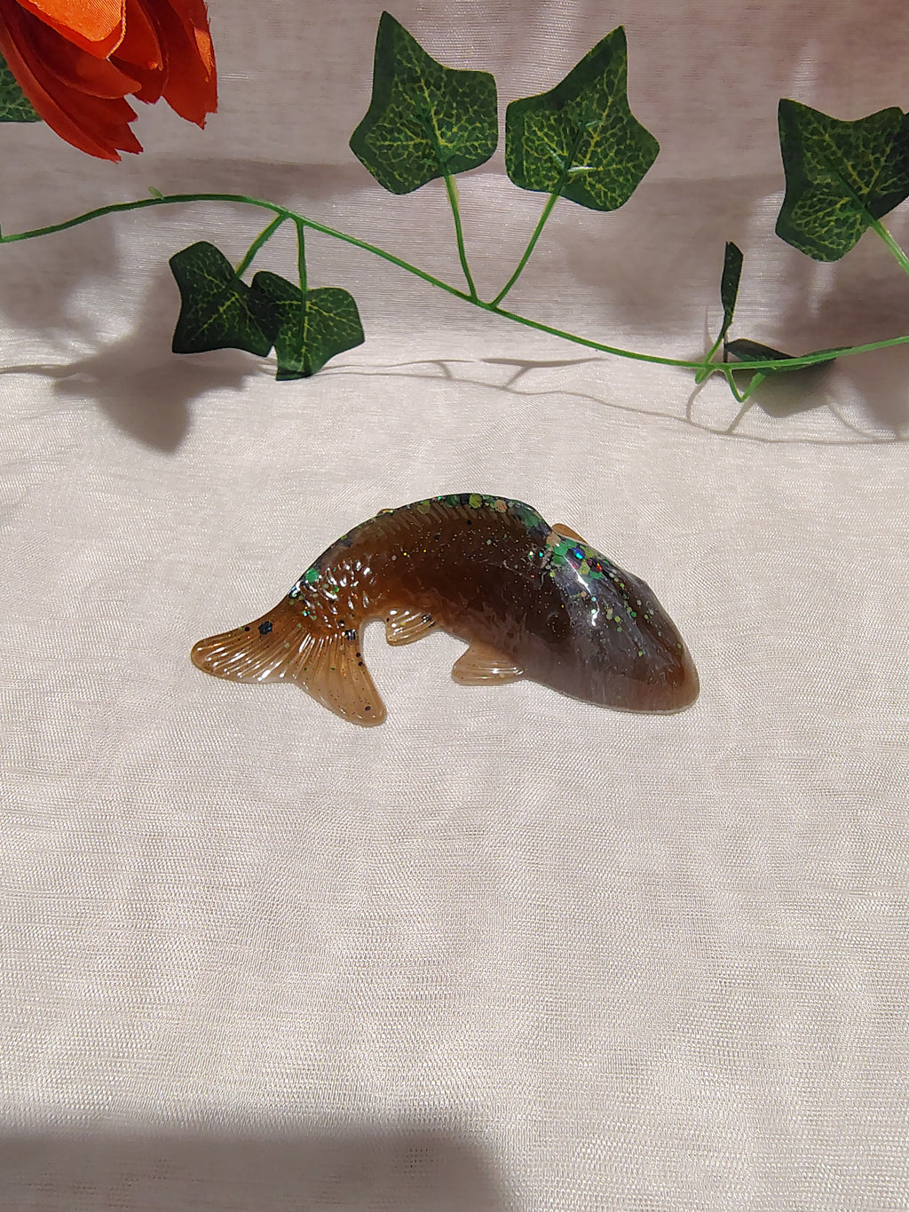 Carpe Koi décorative en résine époxy fait main – Objet de décoration zen et artisanal