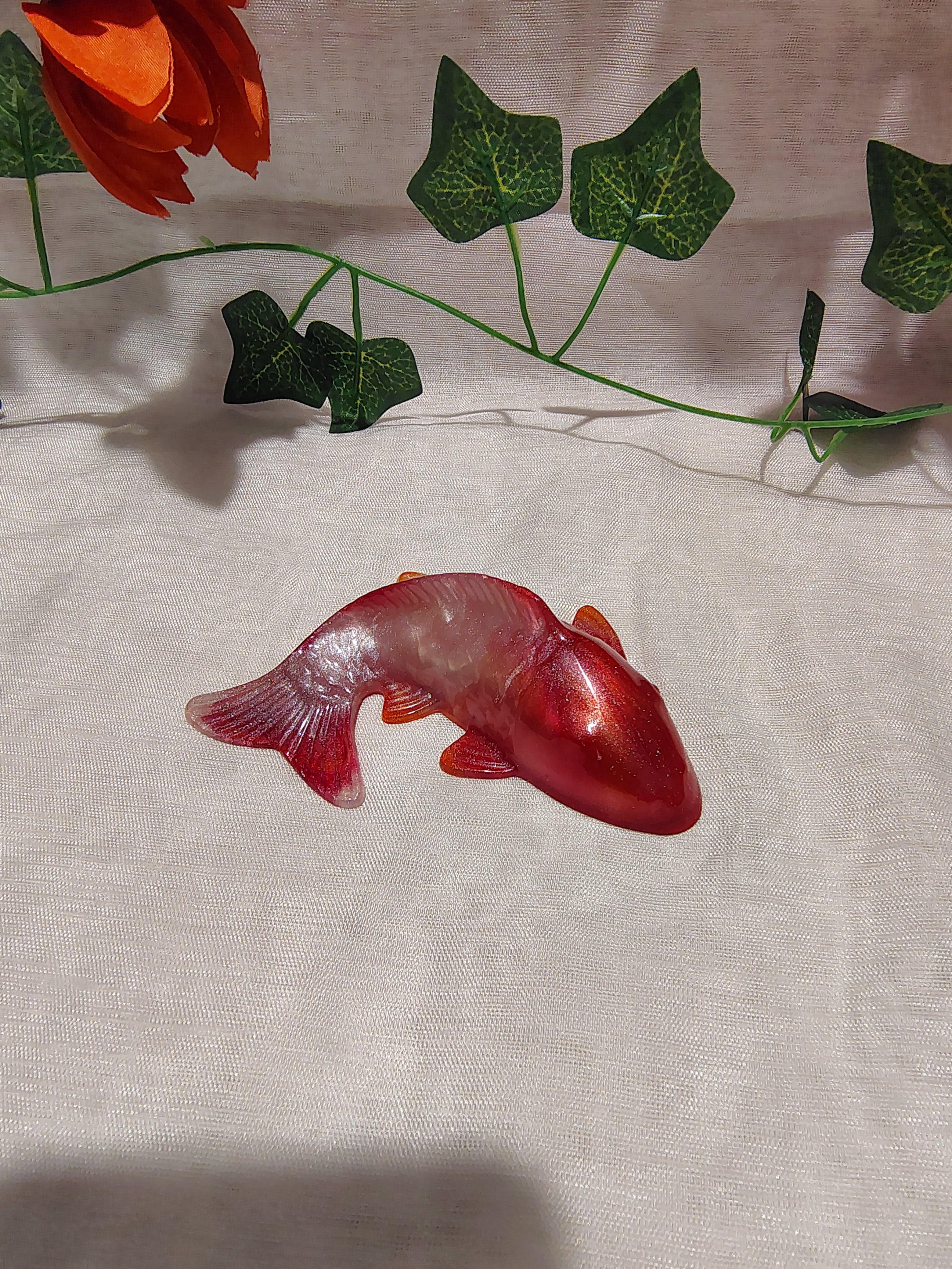Carpe Koi décorative en résine époxy fait main – Objet de décoration zen et artisanal