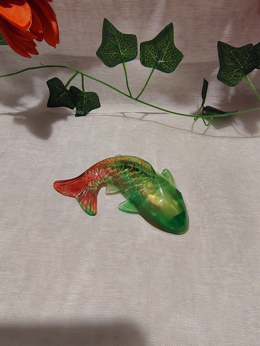 Carpe Koi décorative en résine époxy fait main – Objet de décoration zen et artisanal
