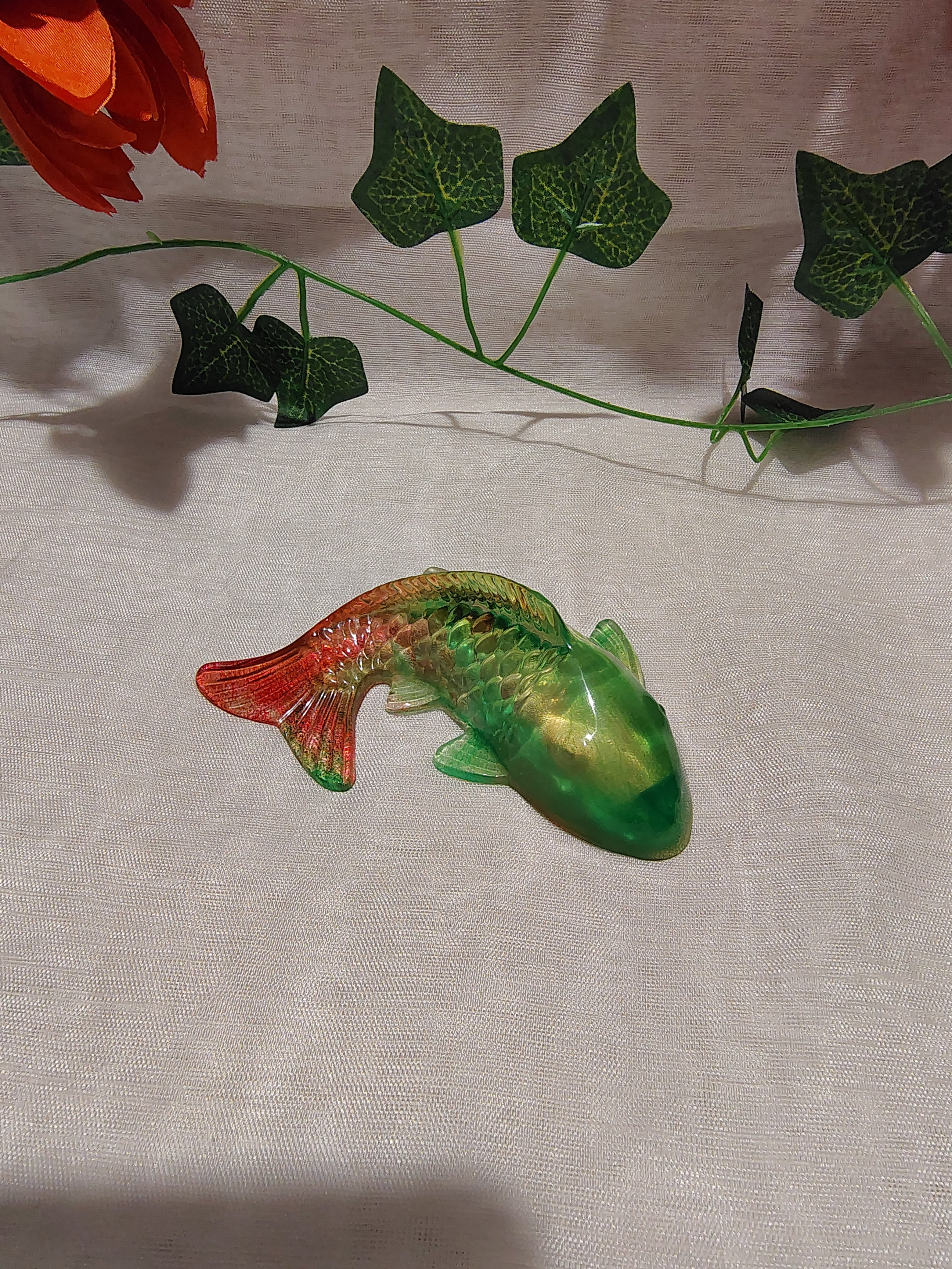 Carpe Koi décorative en résine époxy fait main – Objet de décoration zen et artisanal