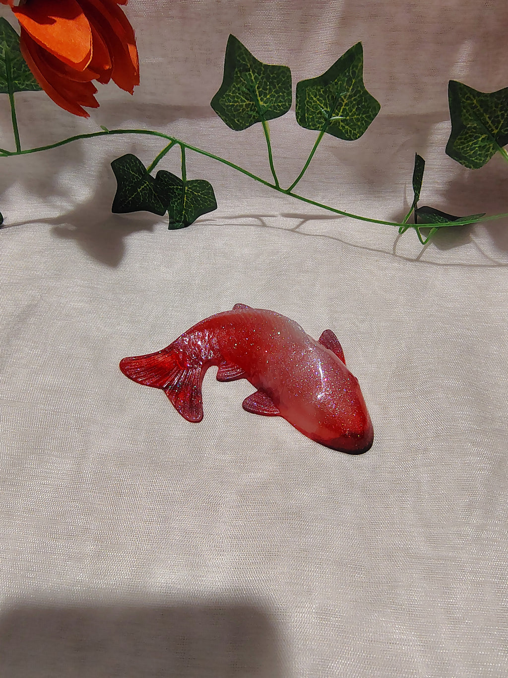 Carpe Koi décorative en résine époxy fait main – Objet de décoration zen et artisanal