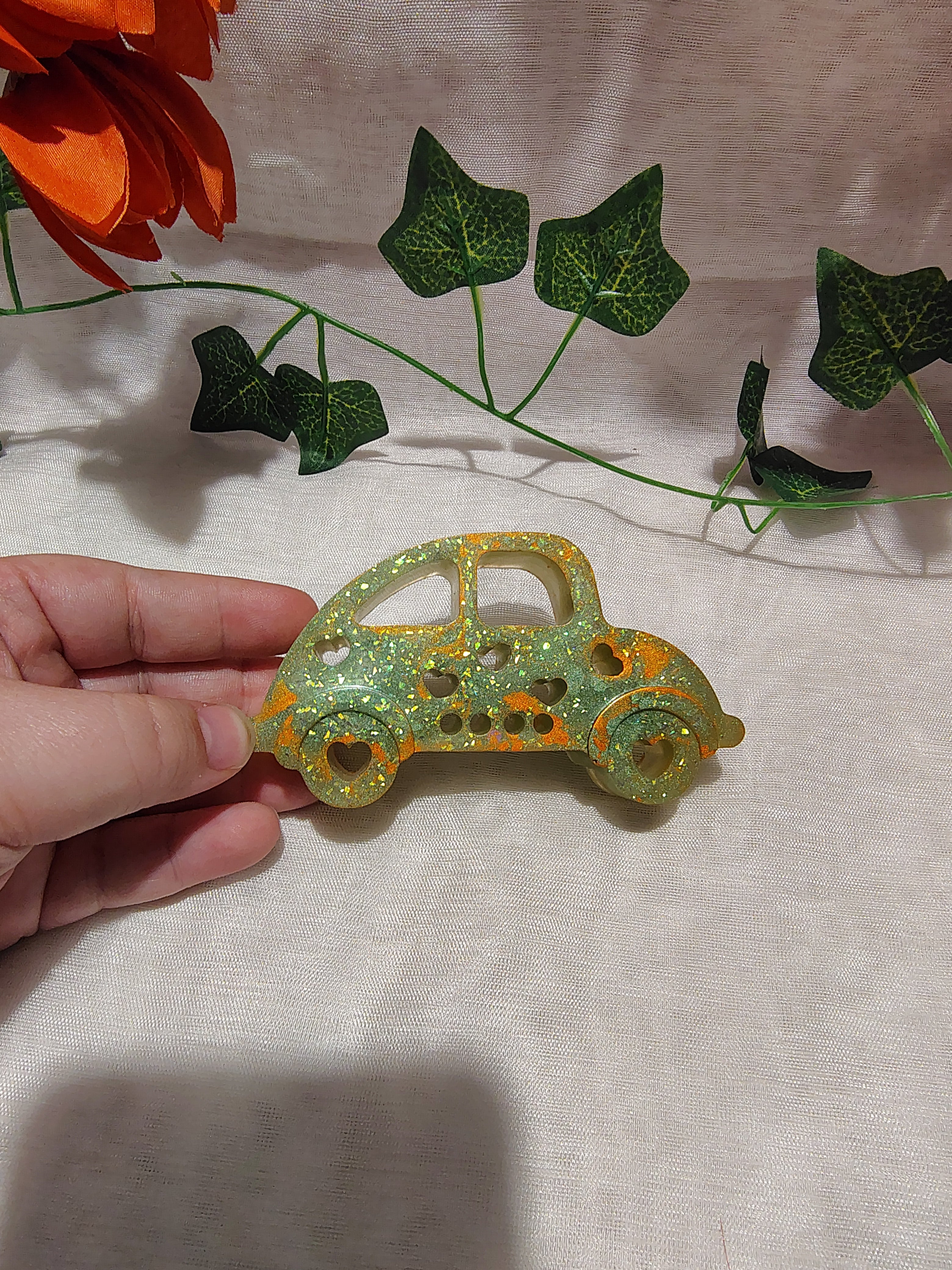 Voiture décorative en résine époxy fait main – Objet de décoration artisanal