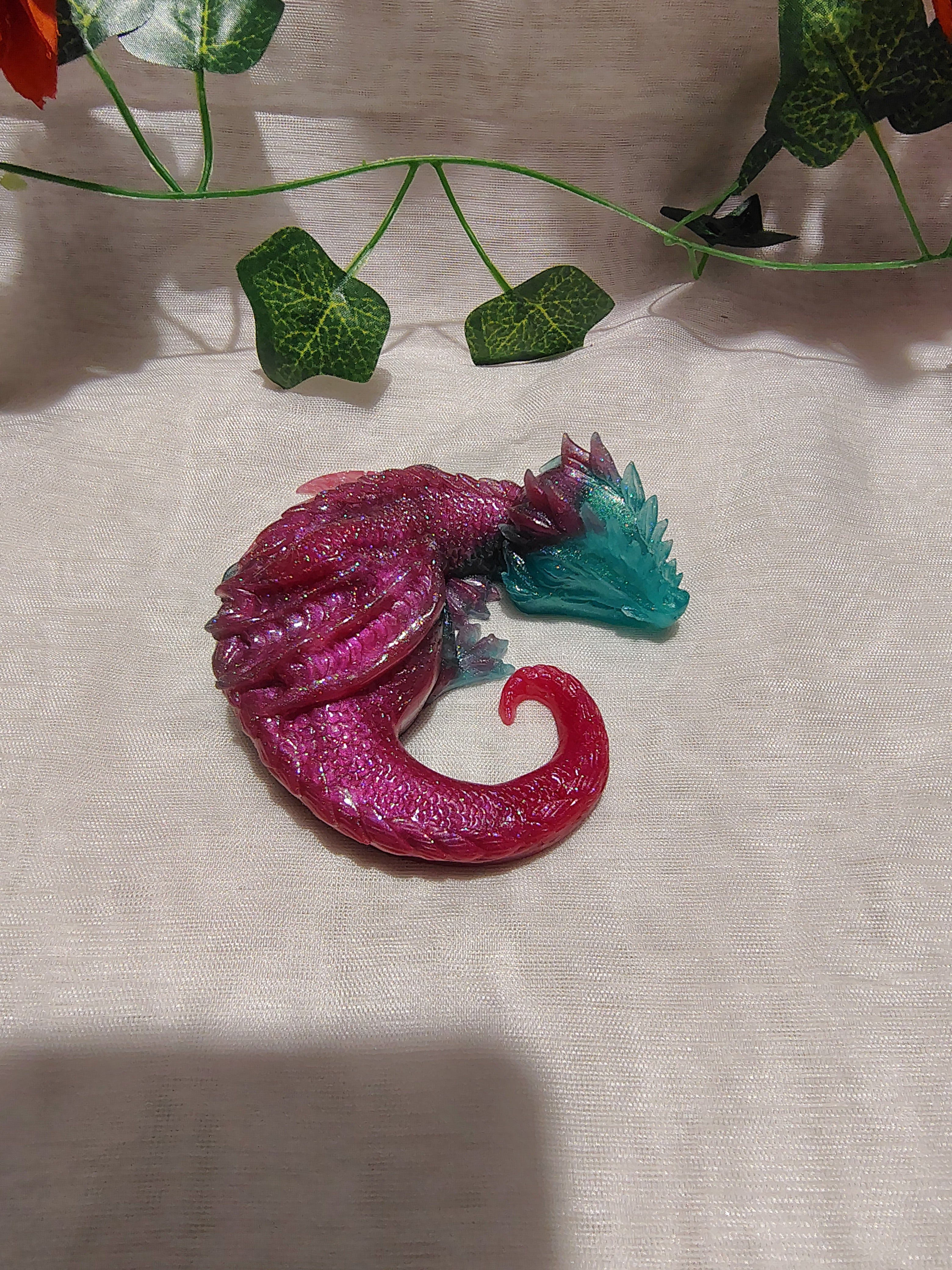 Dragon décoratif en résine époxy fait main – Objet de décoration fantastique artisanal