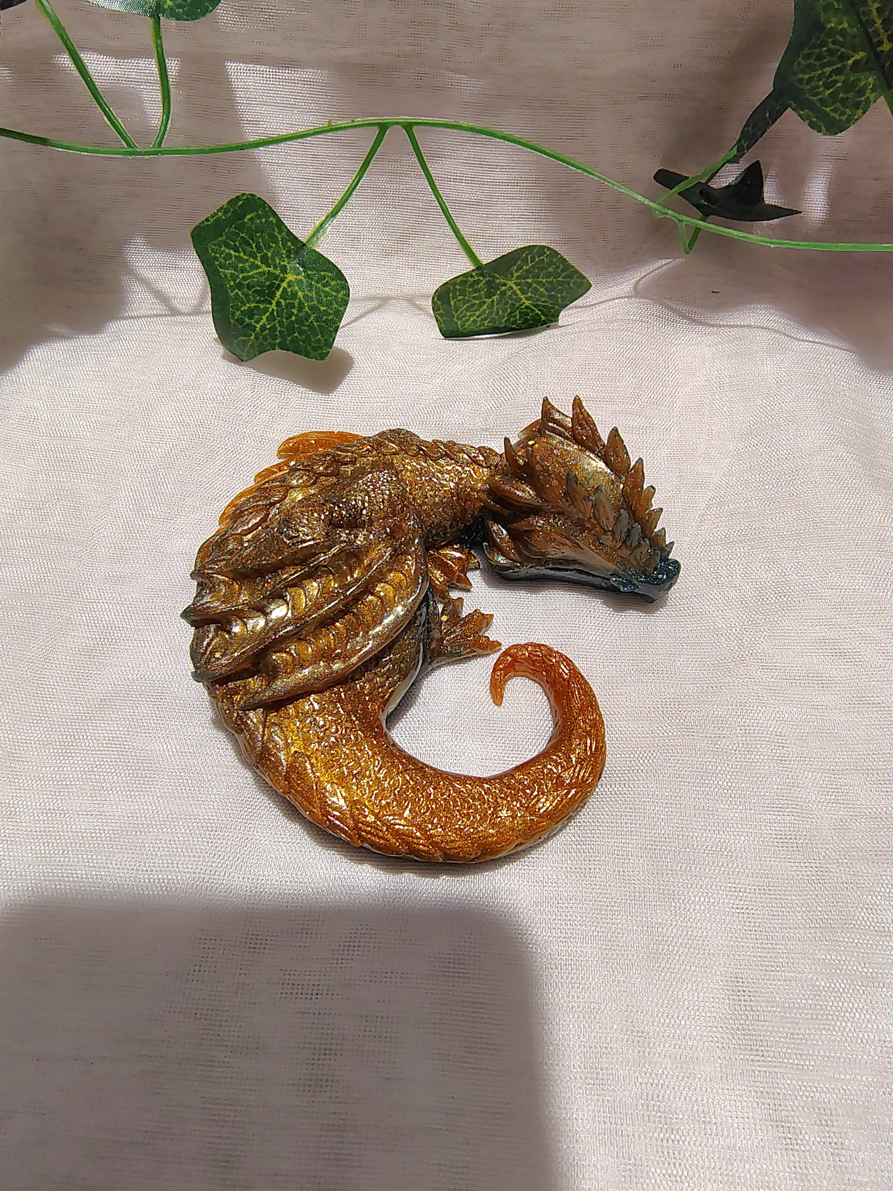 Dragon décoratif en résine époxy fait main – Objet de décoration fantastique artisanal