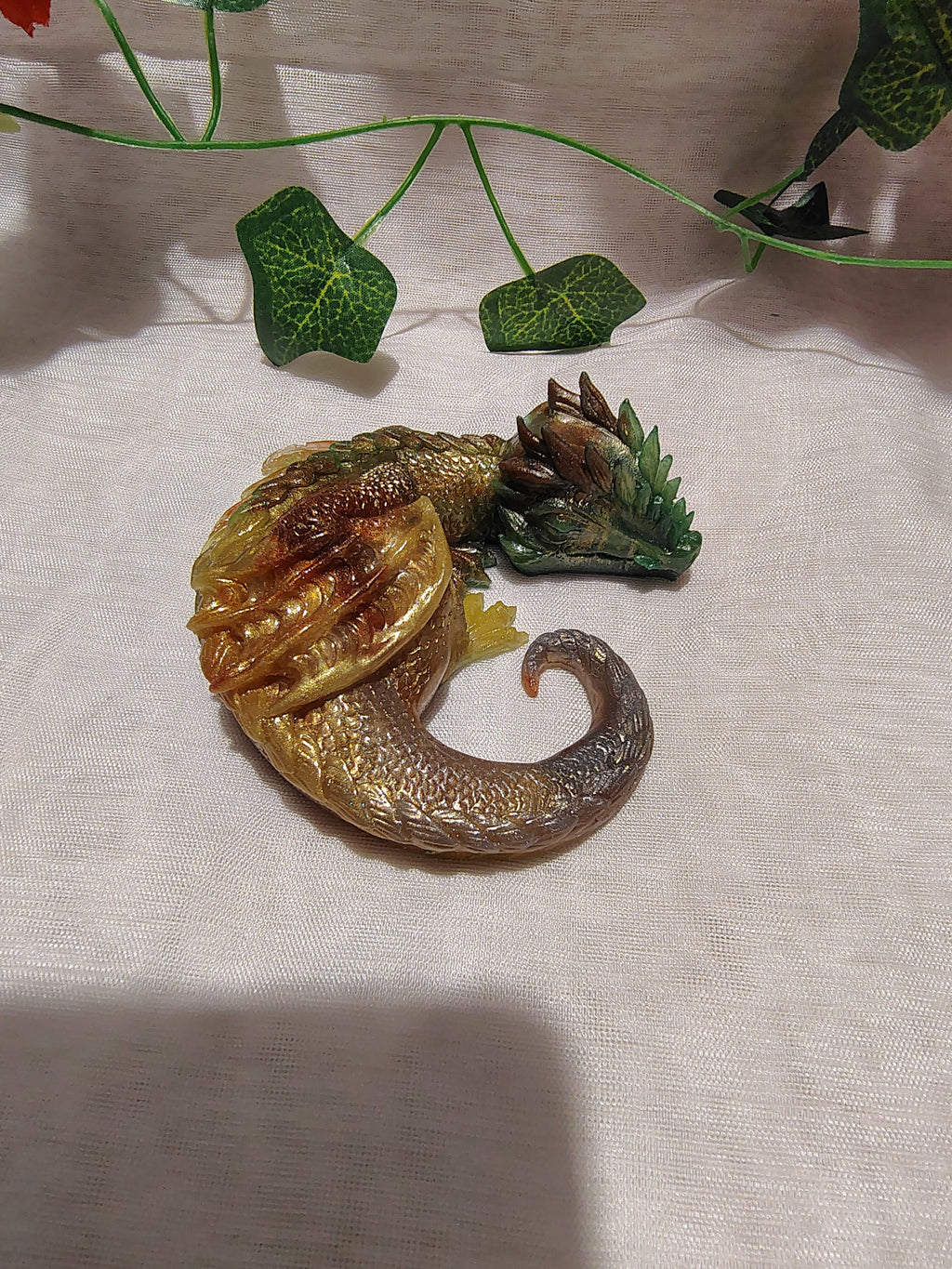 Dragon décoratif en résine époxy fait main – Objet de décoration fantastique artisanal