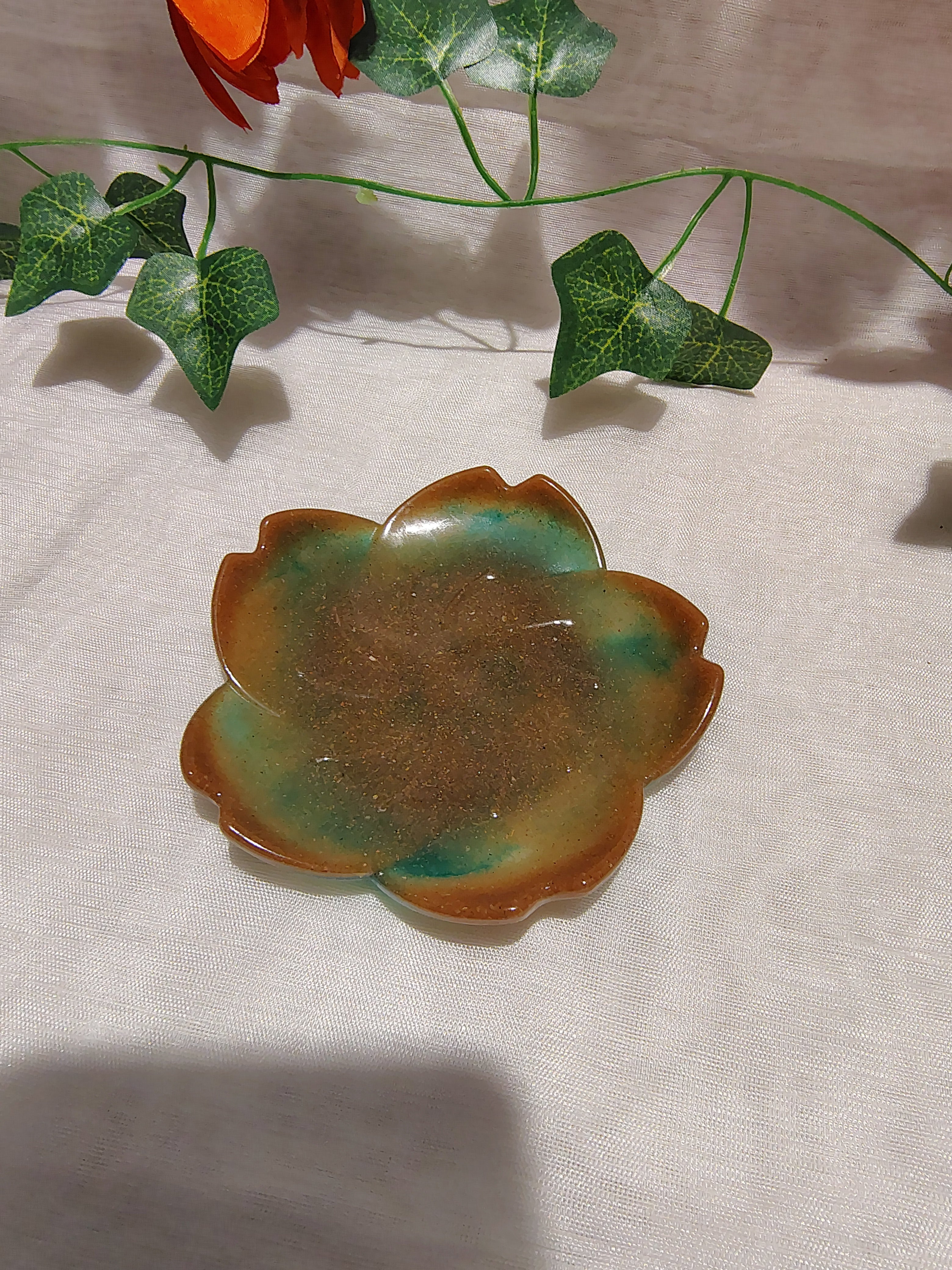 Vide-poche / Porte-savon lotus en résine époxy fait main – Déco zen artisanale