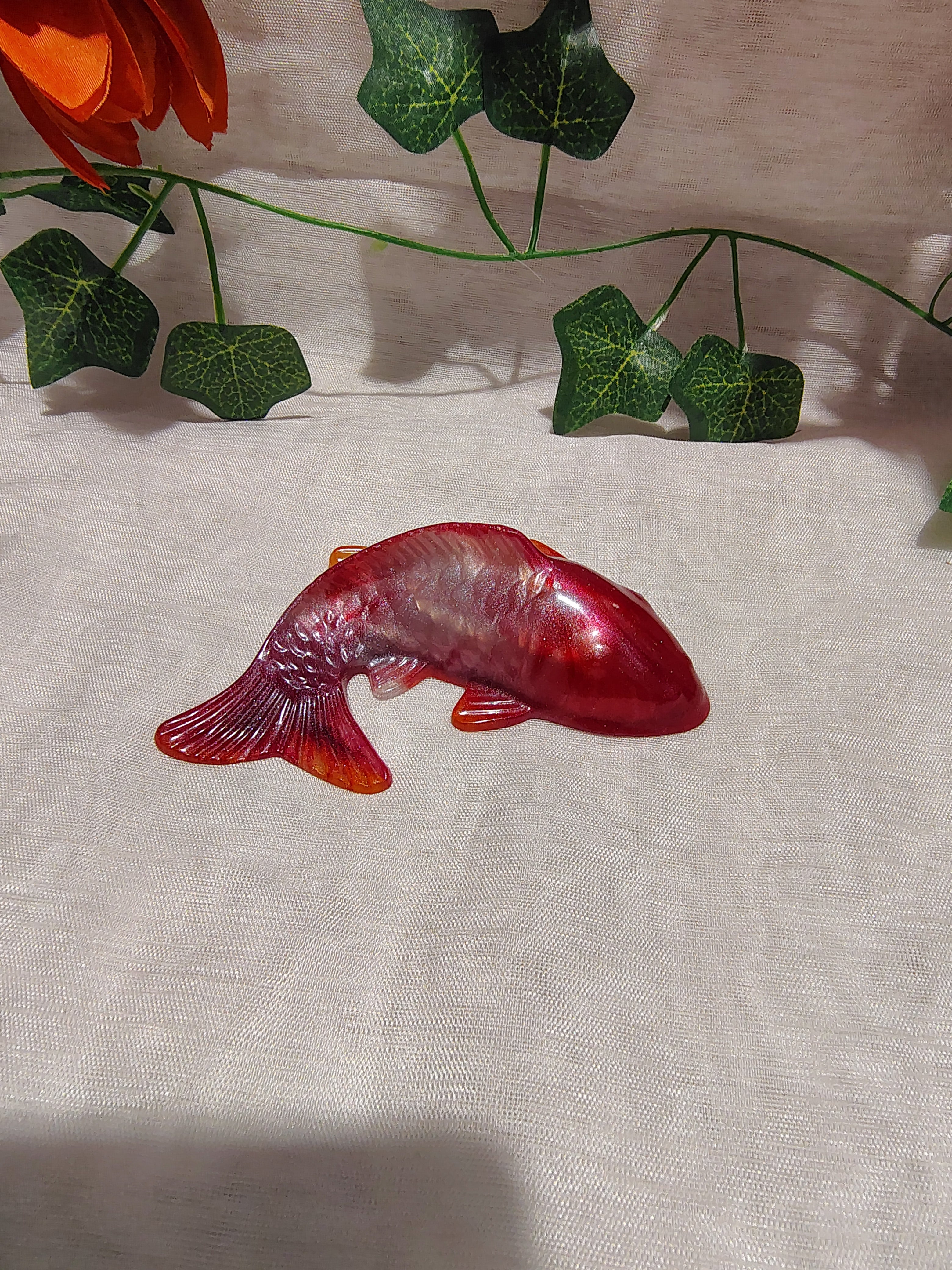 Carpe Koi décorative en résine époxy fait main – Objet de décoration zen et artisanal