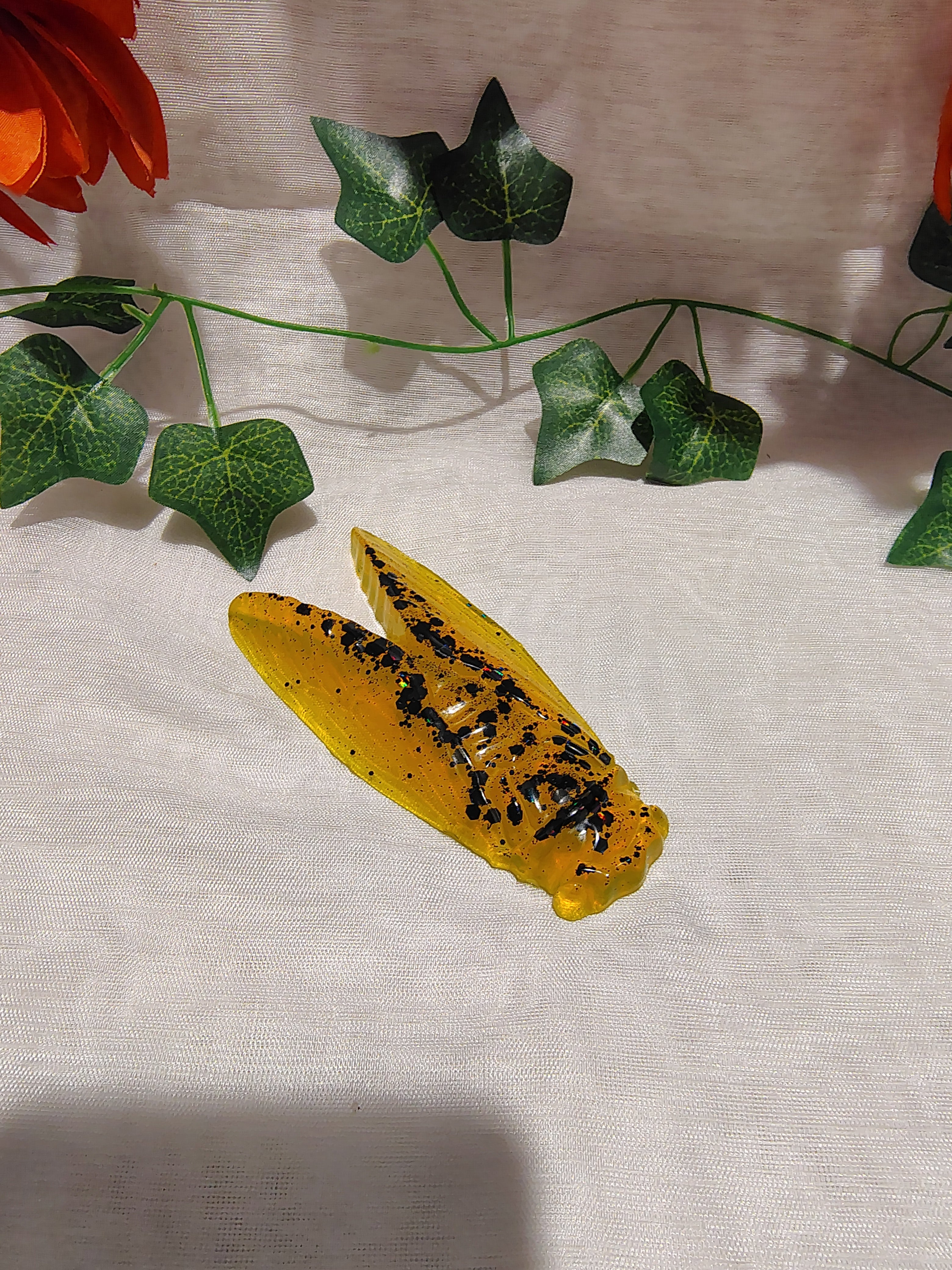 Cigale décorative en résine époxy fait main – Objet de décoration artisanale