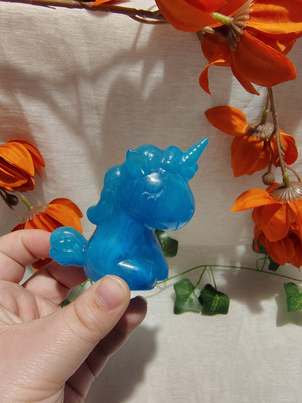 Licorne décorative en résine époxy fait main – Objet de décoration féérique artisanal