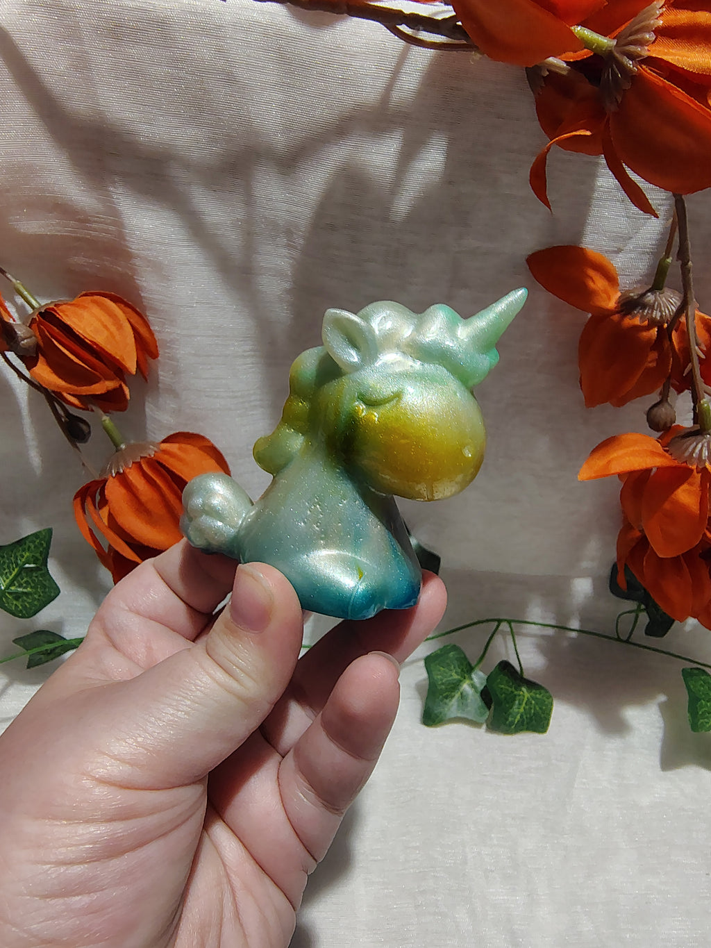 Licorne décorative en résine époxy fait main – Objet de décoration féérique artisanal