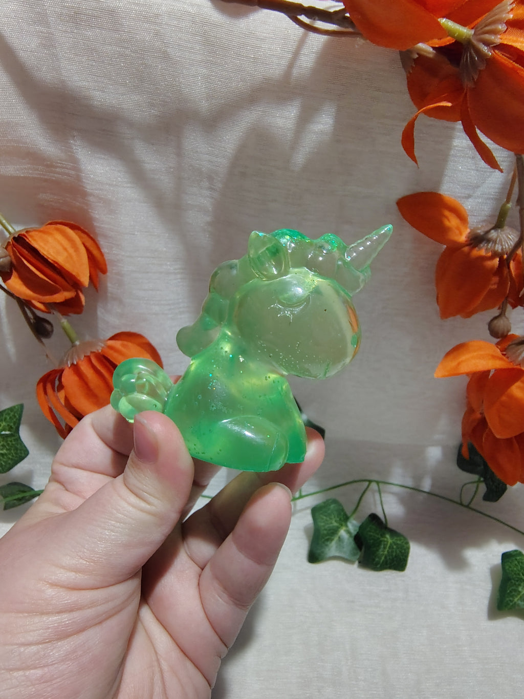 Licorne décorative en résine époxy fait main – Objet de décoration féérique artisanal