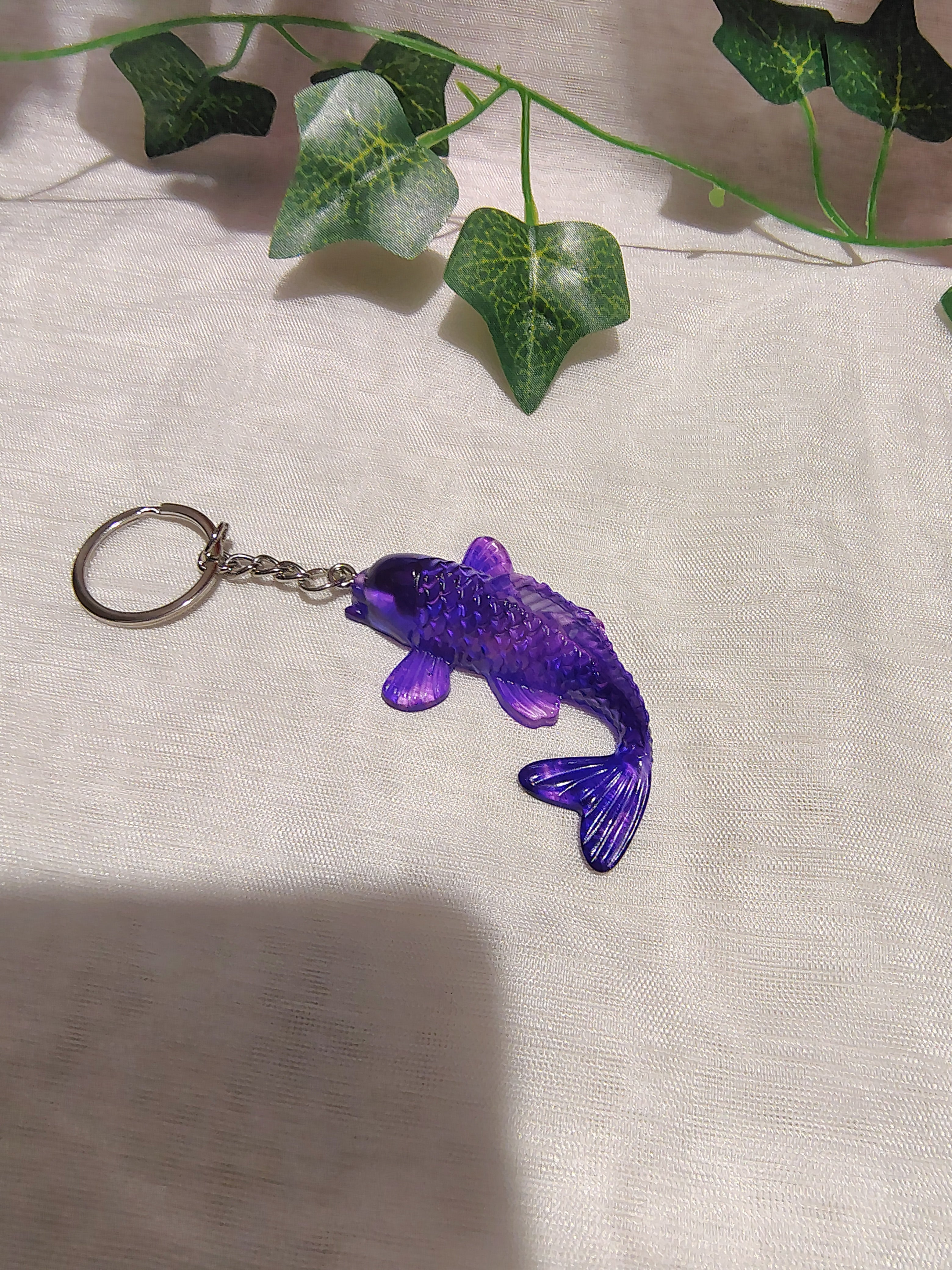 Porte-clés Carpe Koi en résine époxy fait main – Accessoire artisanal porte-bonheur