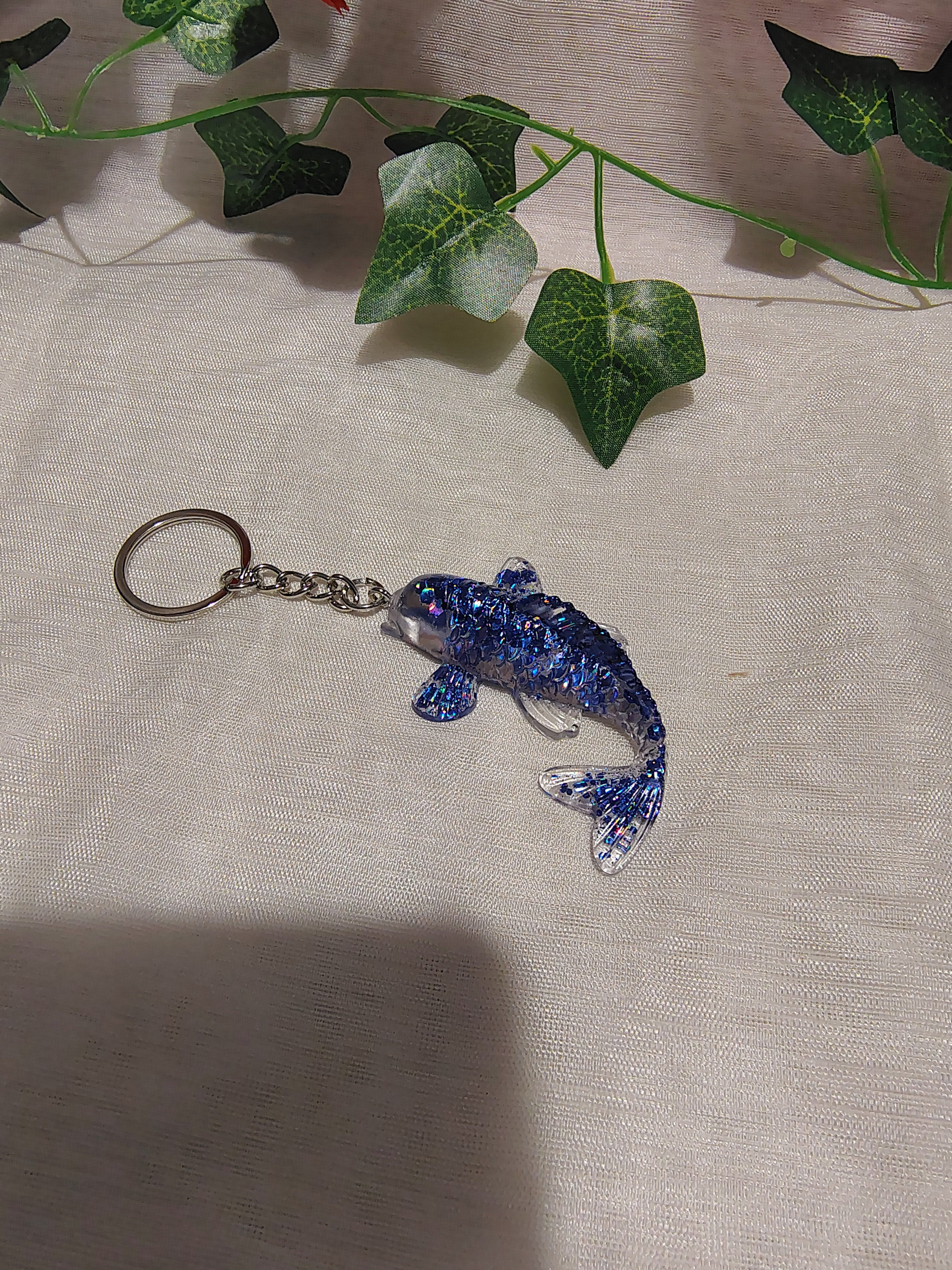 Porte-clés Carpe Koi en résine époxy fait main – Accessoire artisanal porte-bonheur