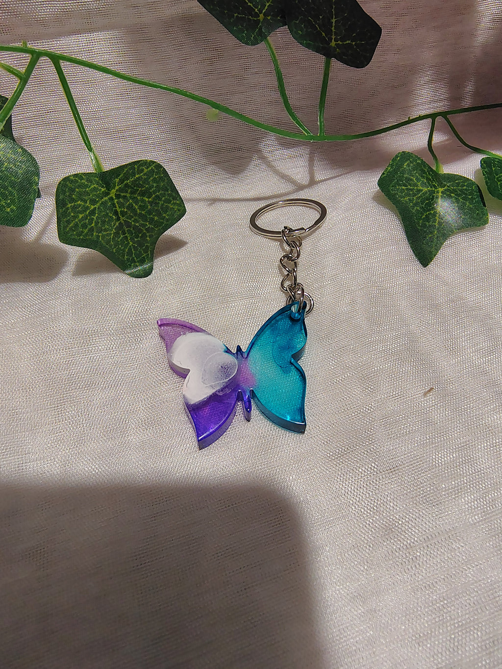 Porte-clés Papillon en résine époxy fait main – Accessoire artisanal élégant