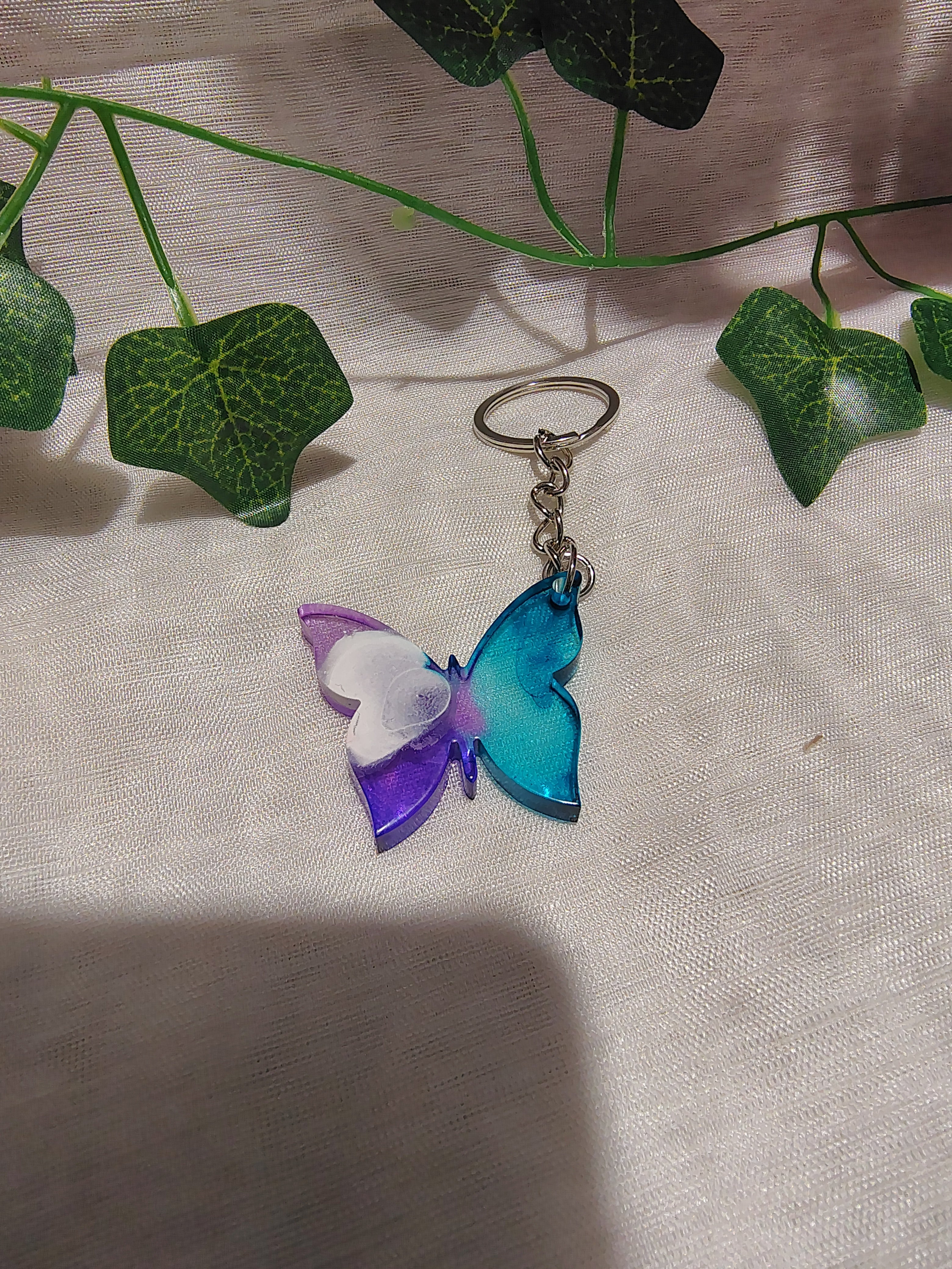 Porte-clés Papillon en résine époxy fait main – Accessoire artisanal élégant