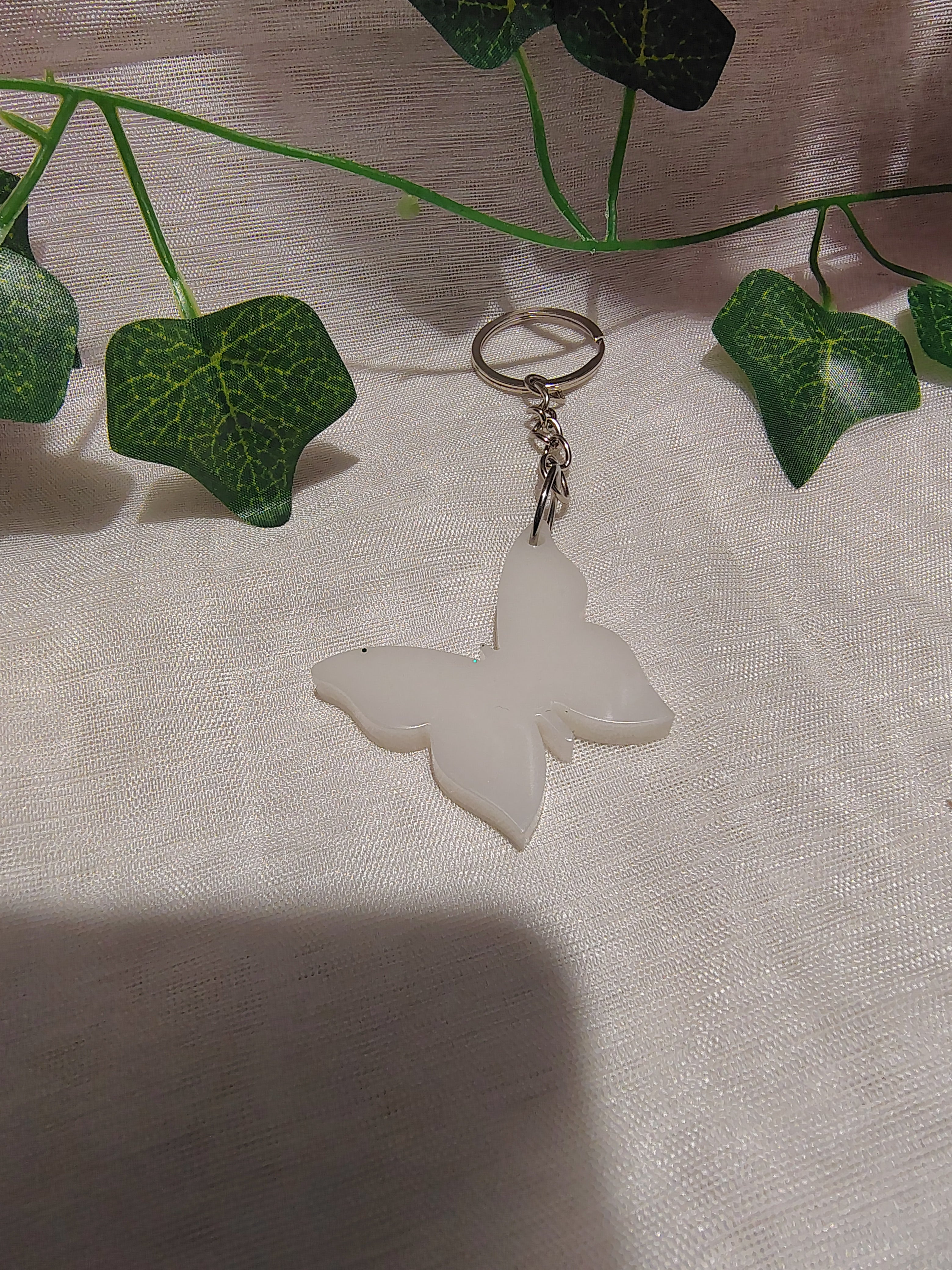Porte-clés Papillon en résine époxy fait main – Accessoire artisanal élégant