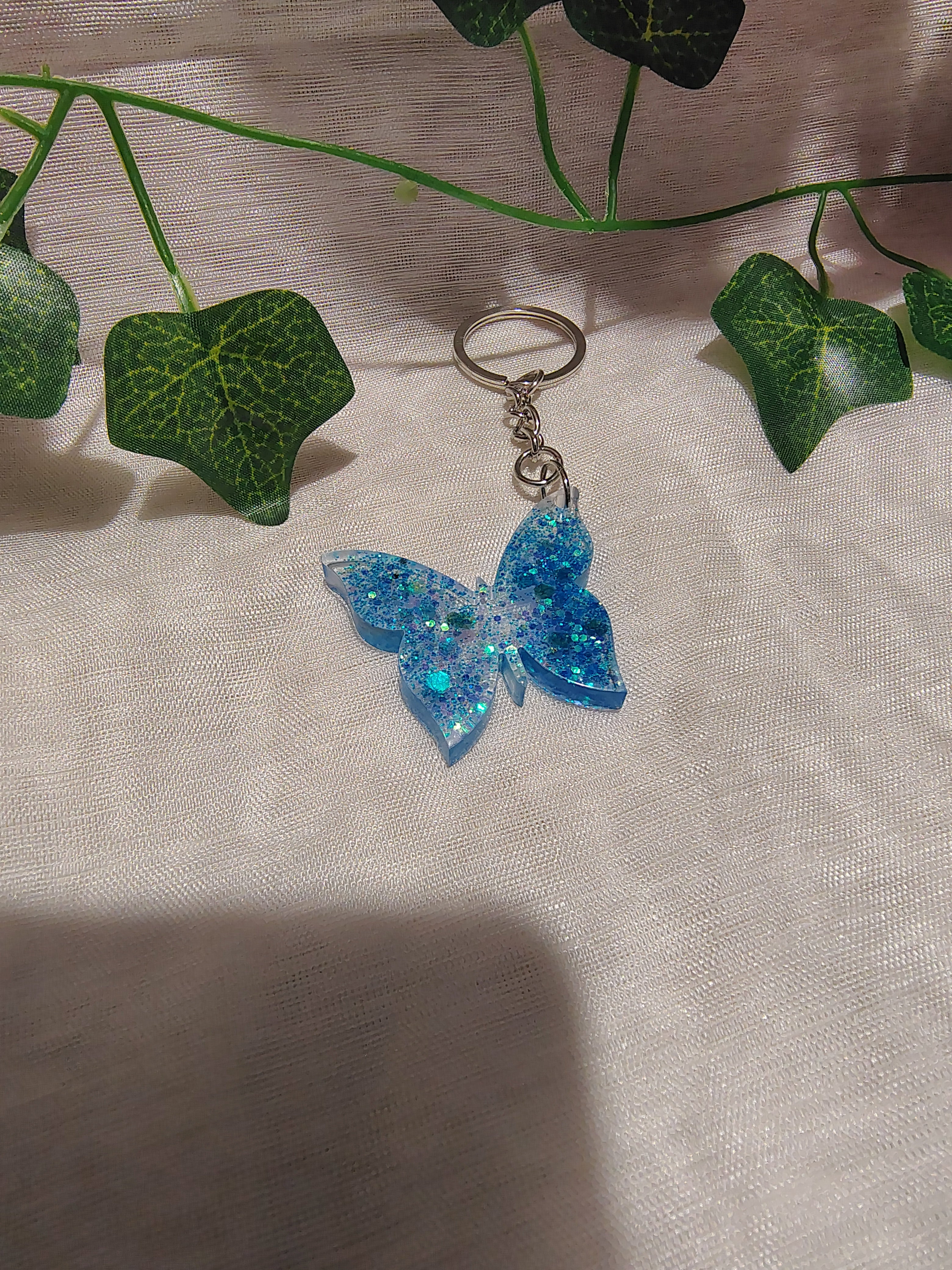 Porte-clés Papillon en résine époxy fait main – Accessoire artisanal élégant