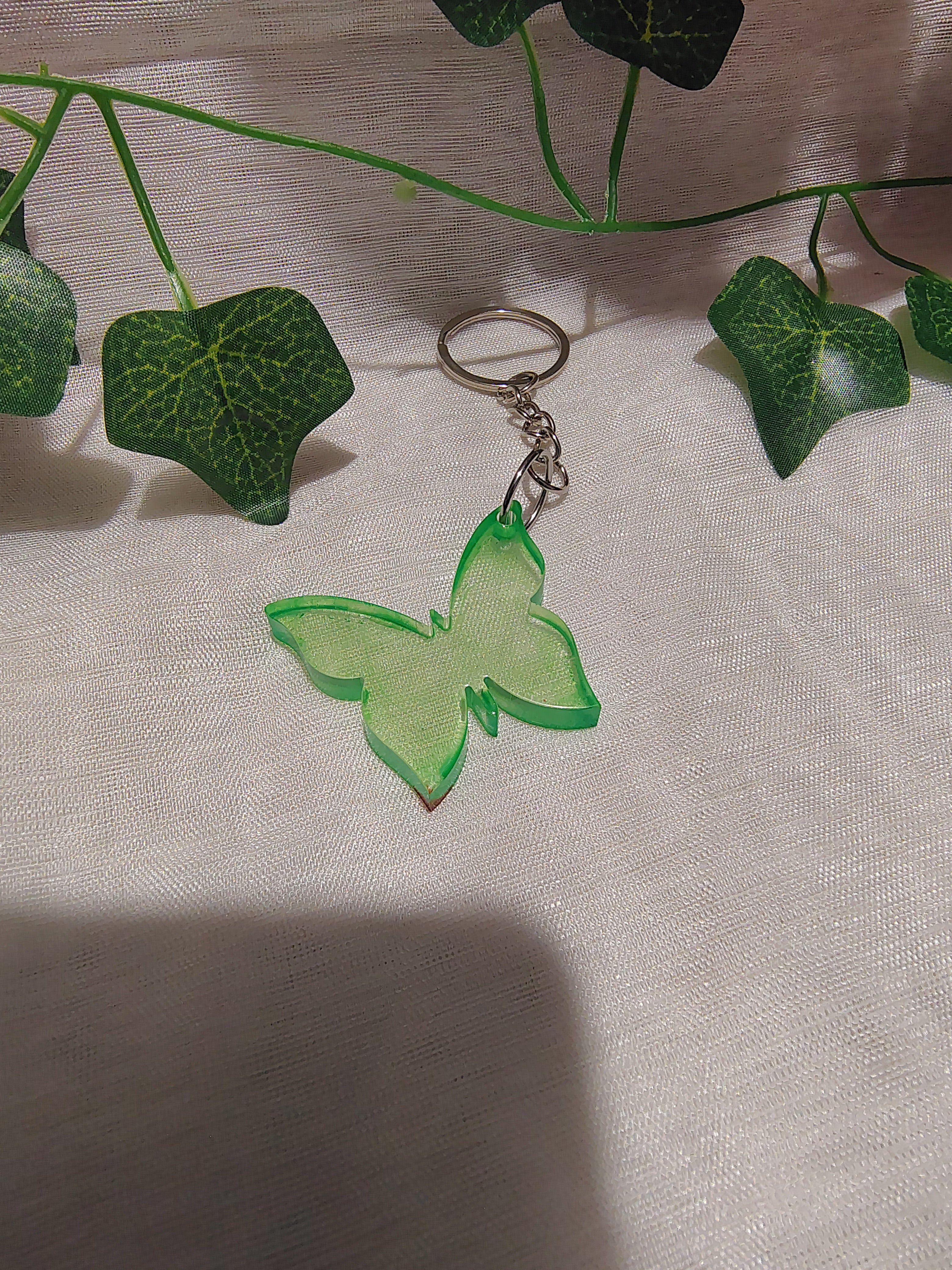 Porte-clés Papillon en résine époxy fait main – Accessoire artisanal élégant