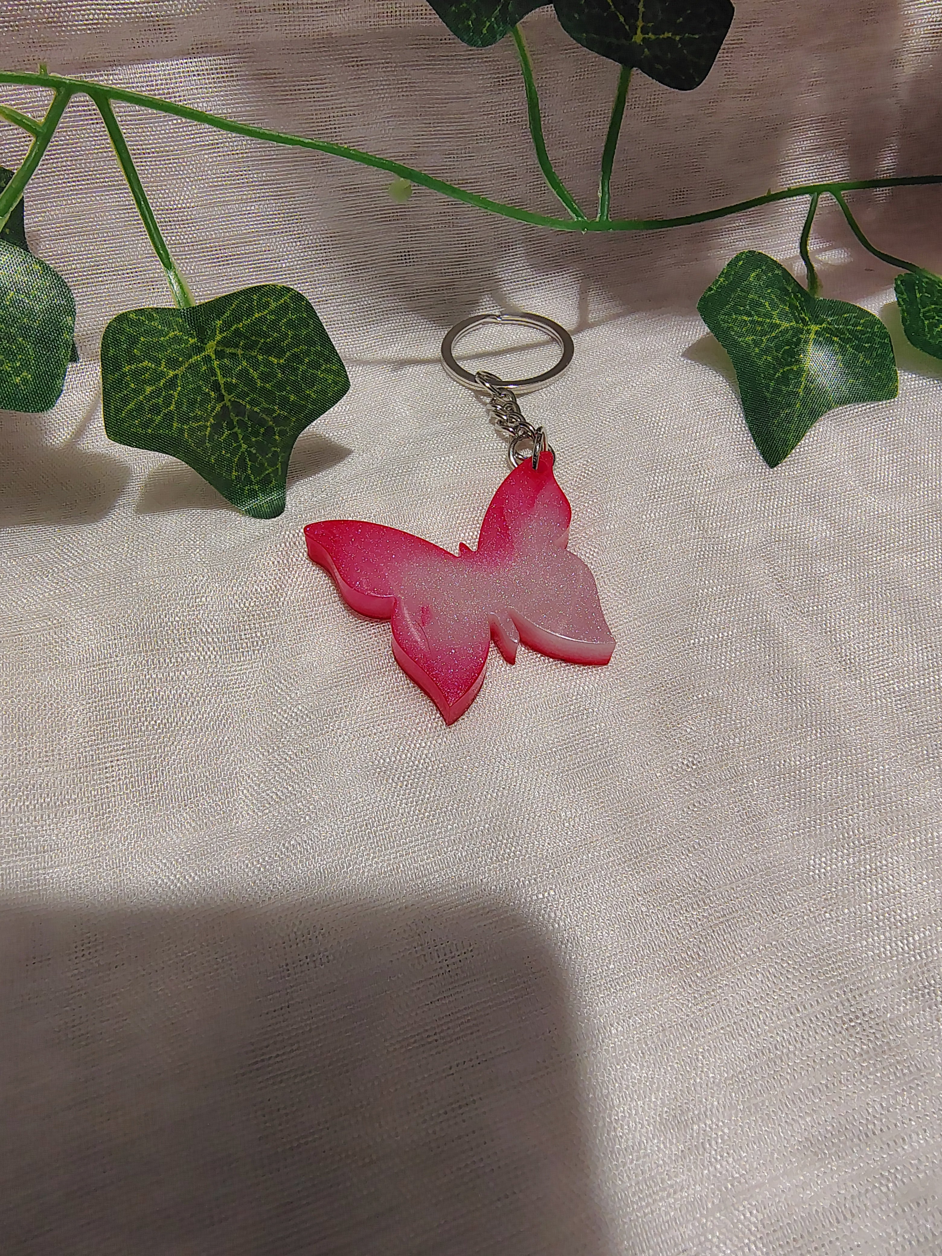 Porte-clés Papillon en résine époxy fait main – Accessoire artisanal élégant