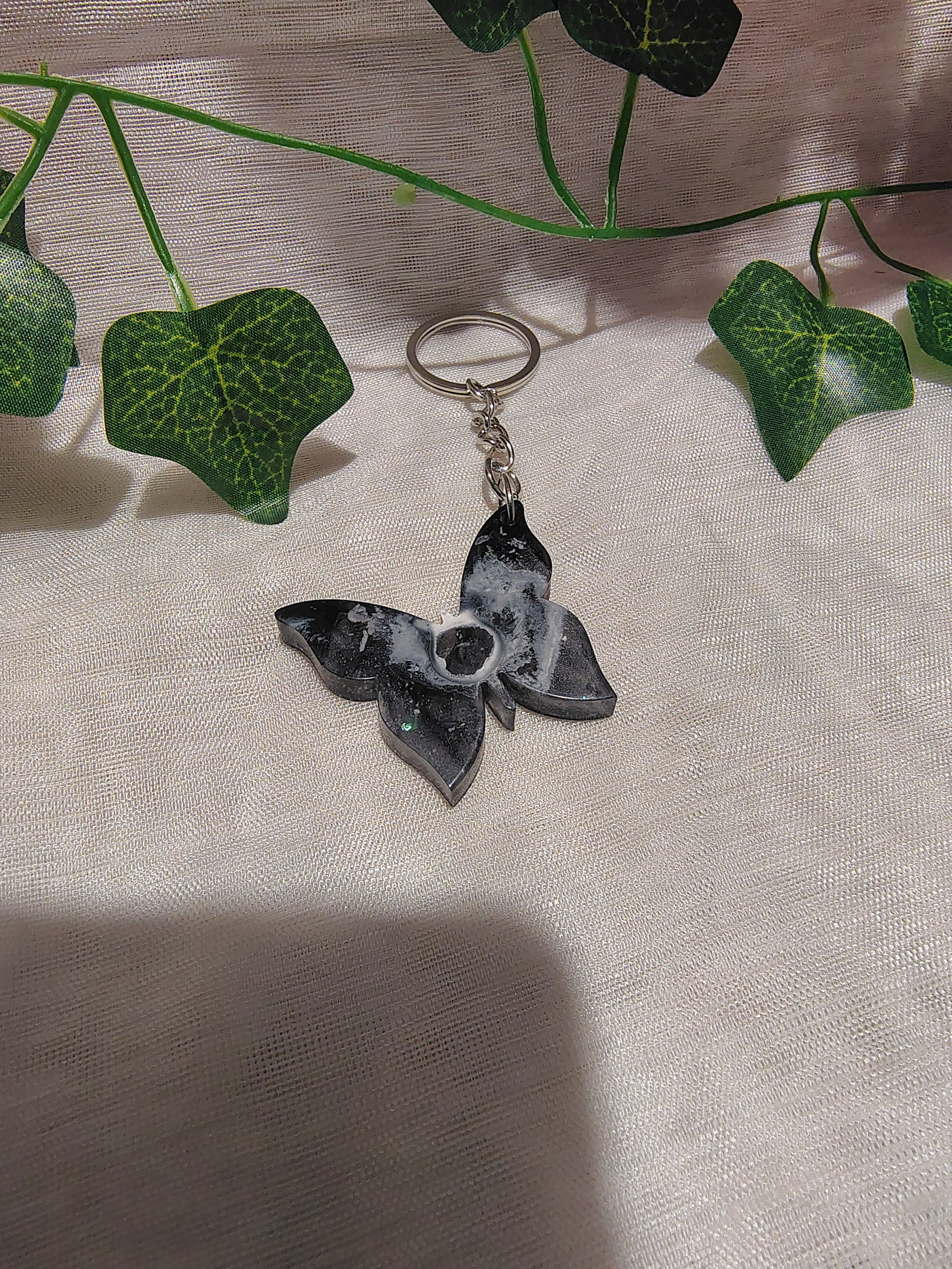 Porte-clés Papillon en résine époxy fait main – Accessoire artisanal élégant
