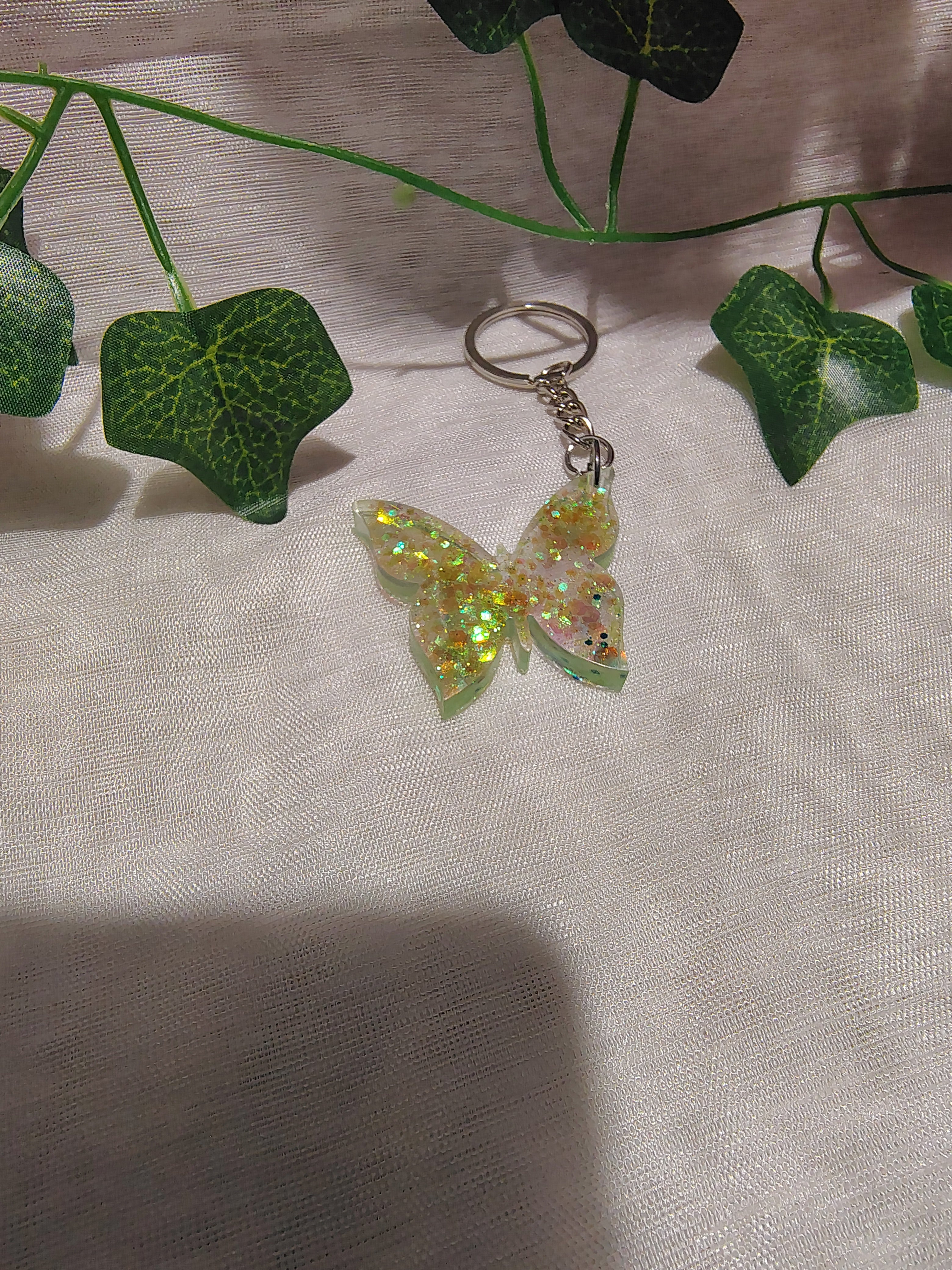 Porte-clés Papillon en résine époxy fait main – Accessoire artisanal élégant