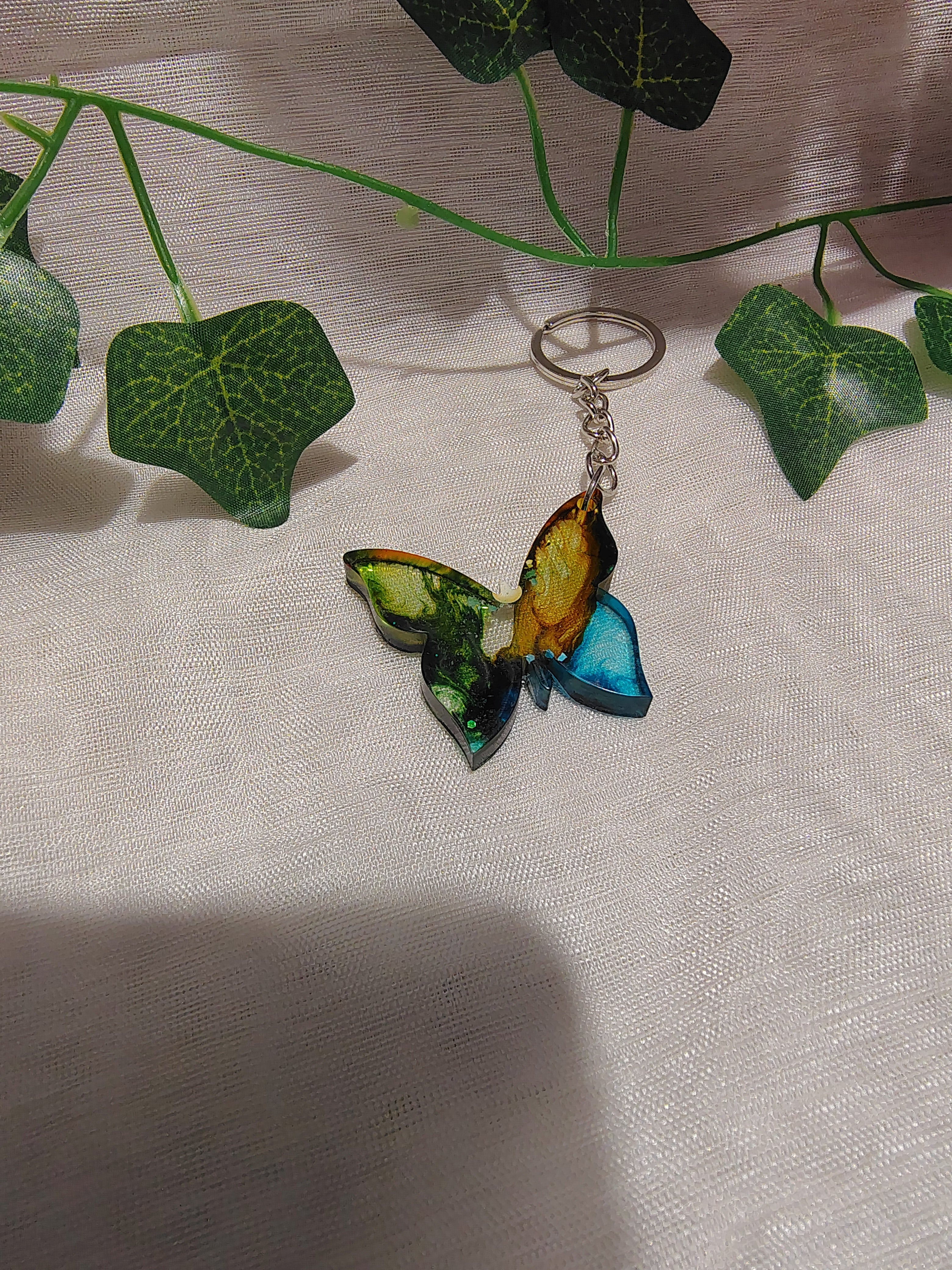 Porte-clés Papillon en résine époxy fait main – Accessoire artisanal élégant