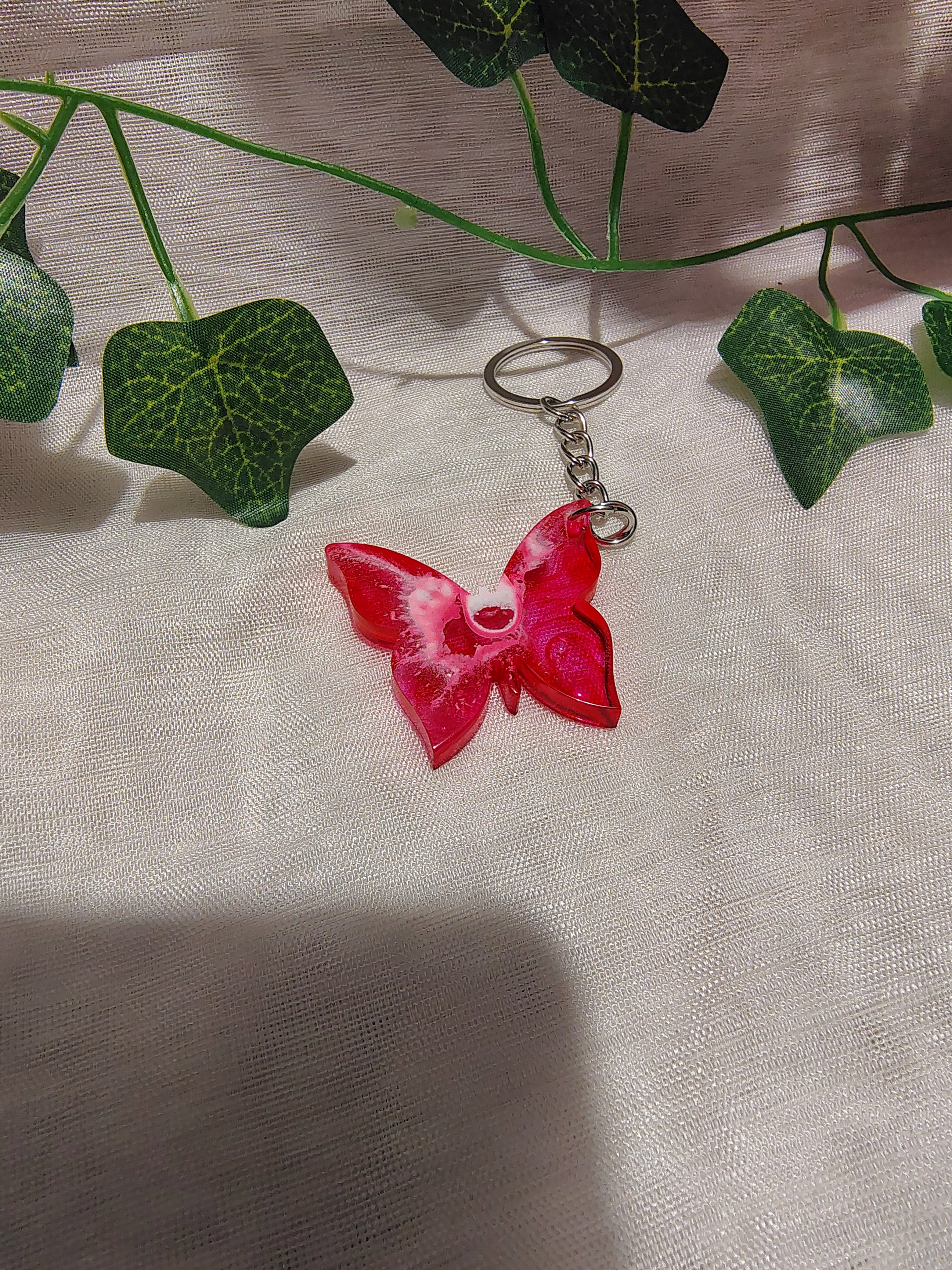 Porte-clés Papillon en résine époxy fait main – Accessoire artisanal élégant