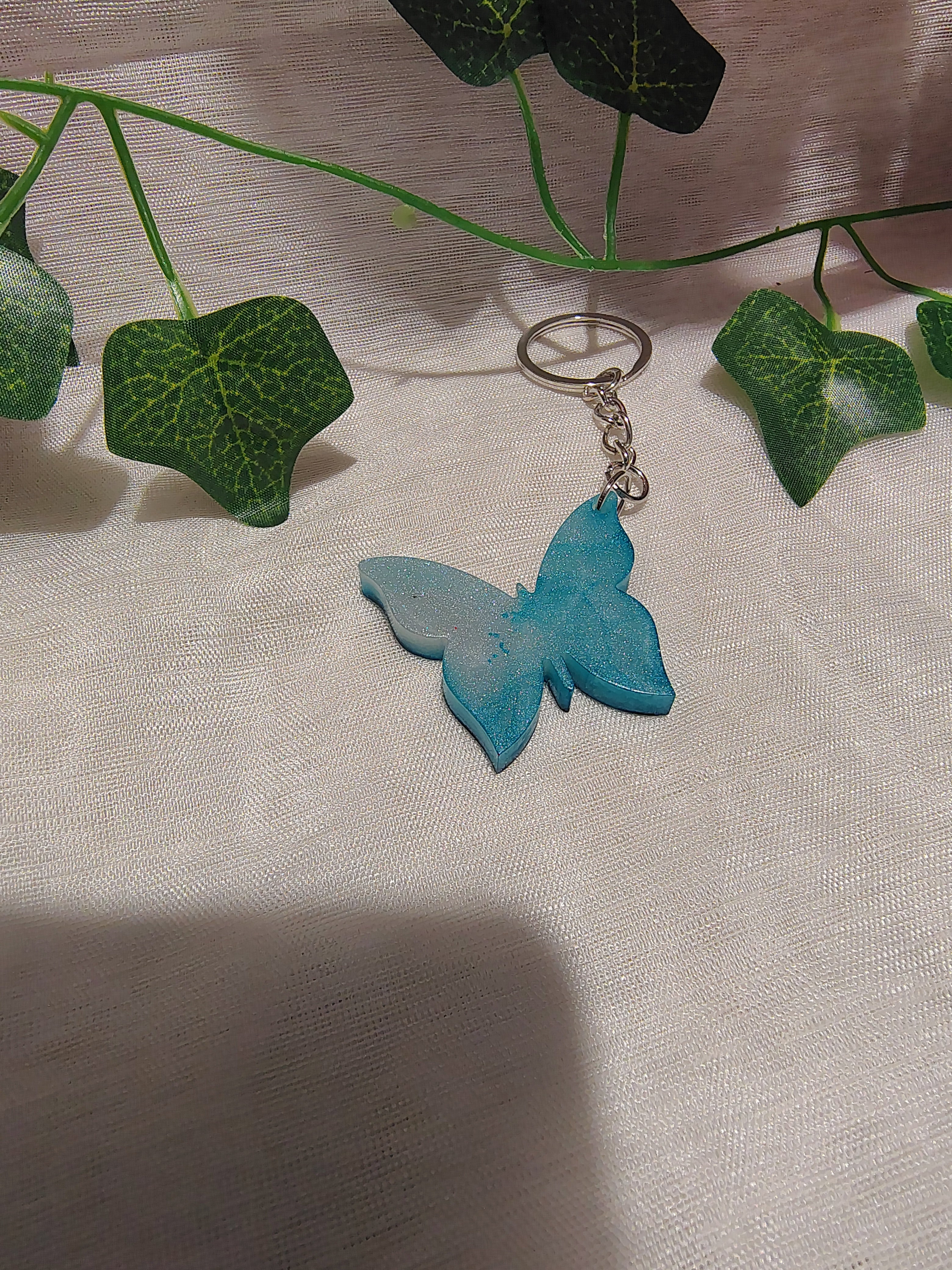 Porte-clés Papillon en résine époxy fait main – Accessoire artisanal élégant