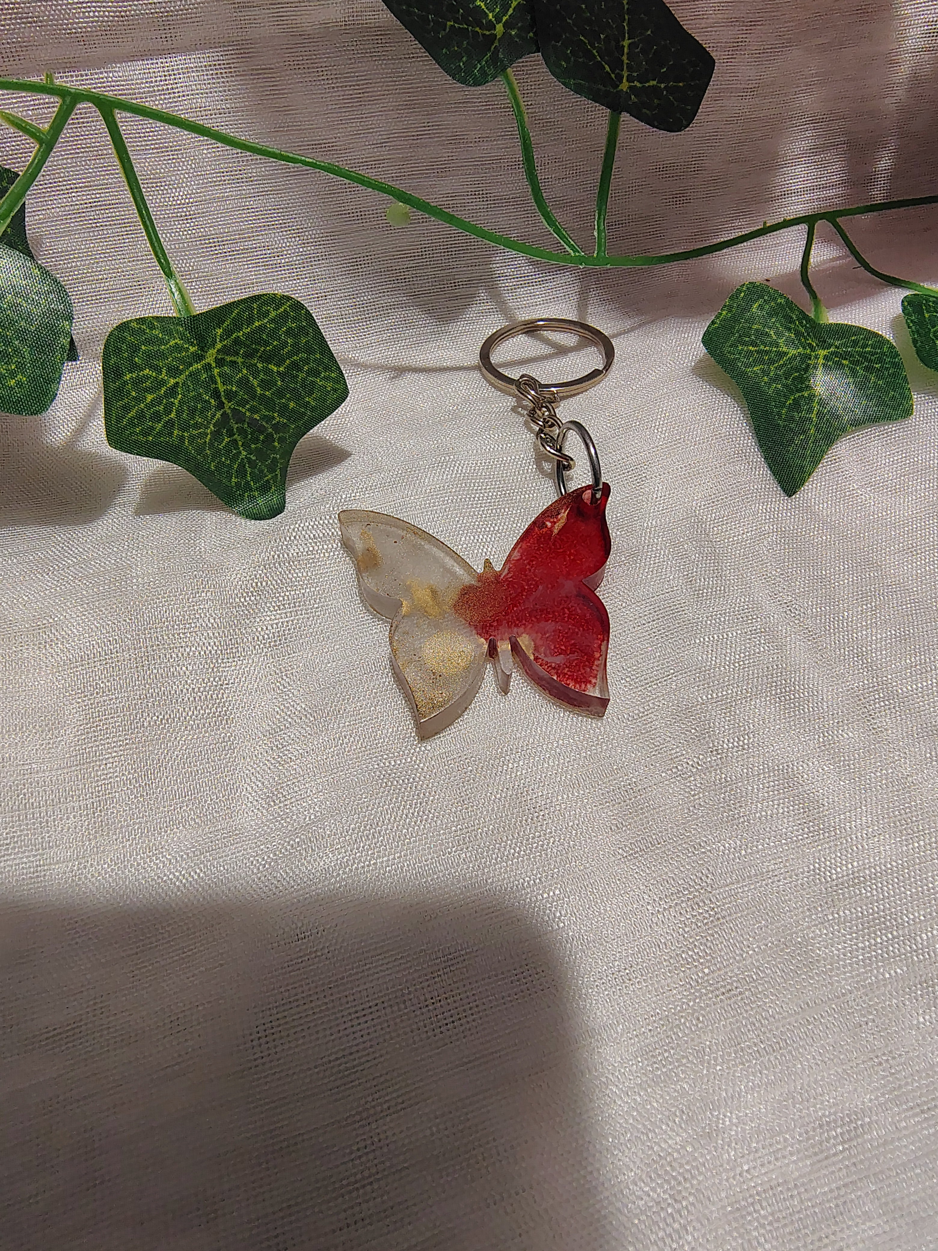 Porte-clés Papillon en résine époxy fait main – Accessoire artisanal élégant