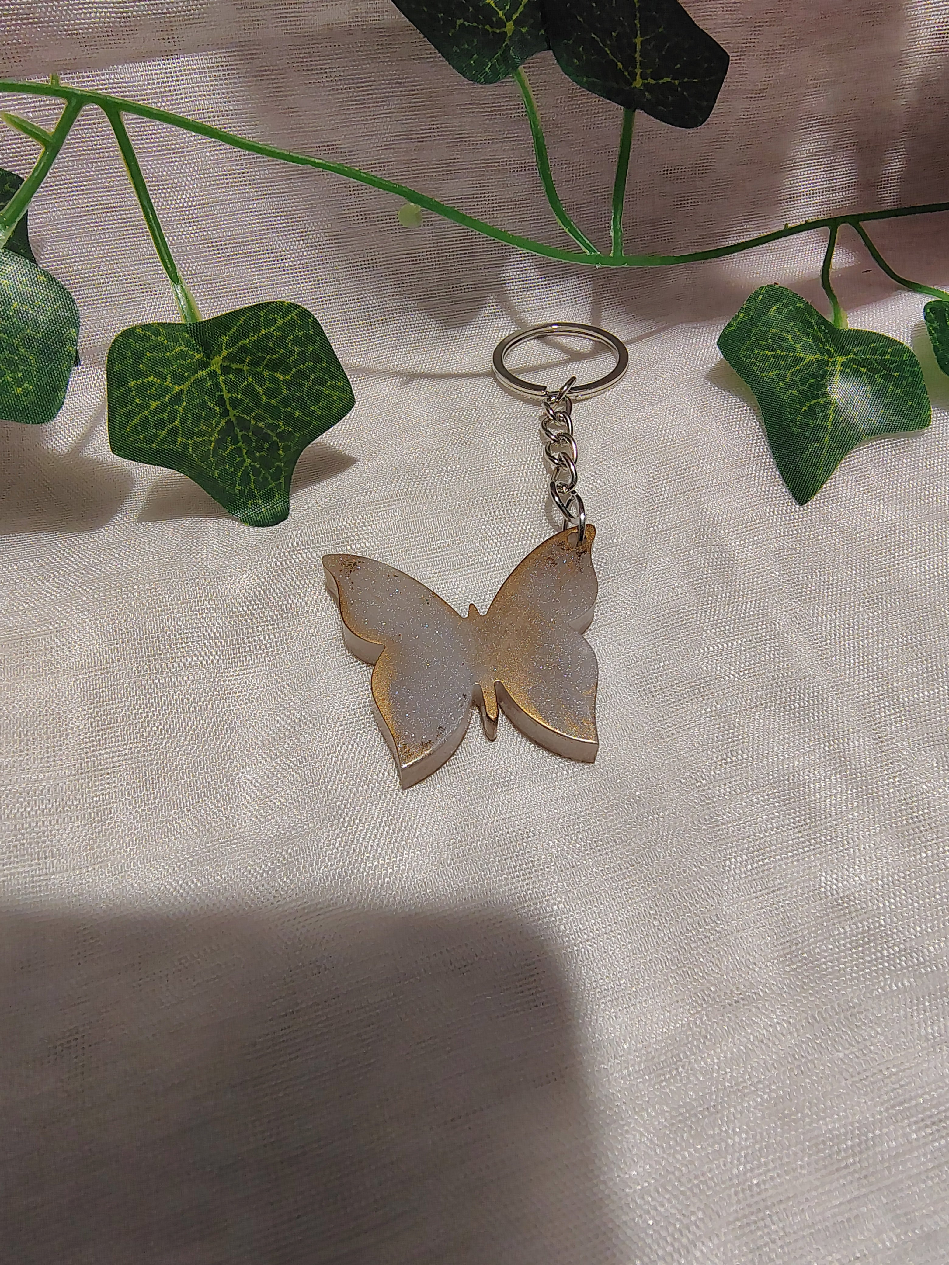 Porte-clés Papillon en résine époxy fait main – Accessoire artisanal élégant