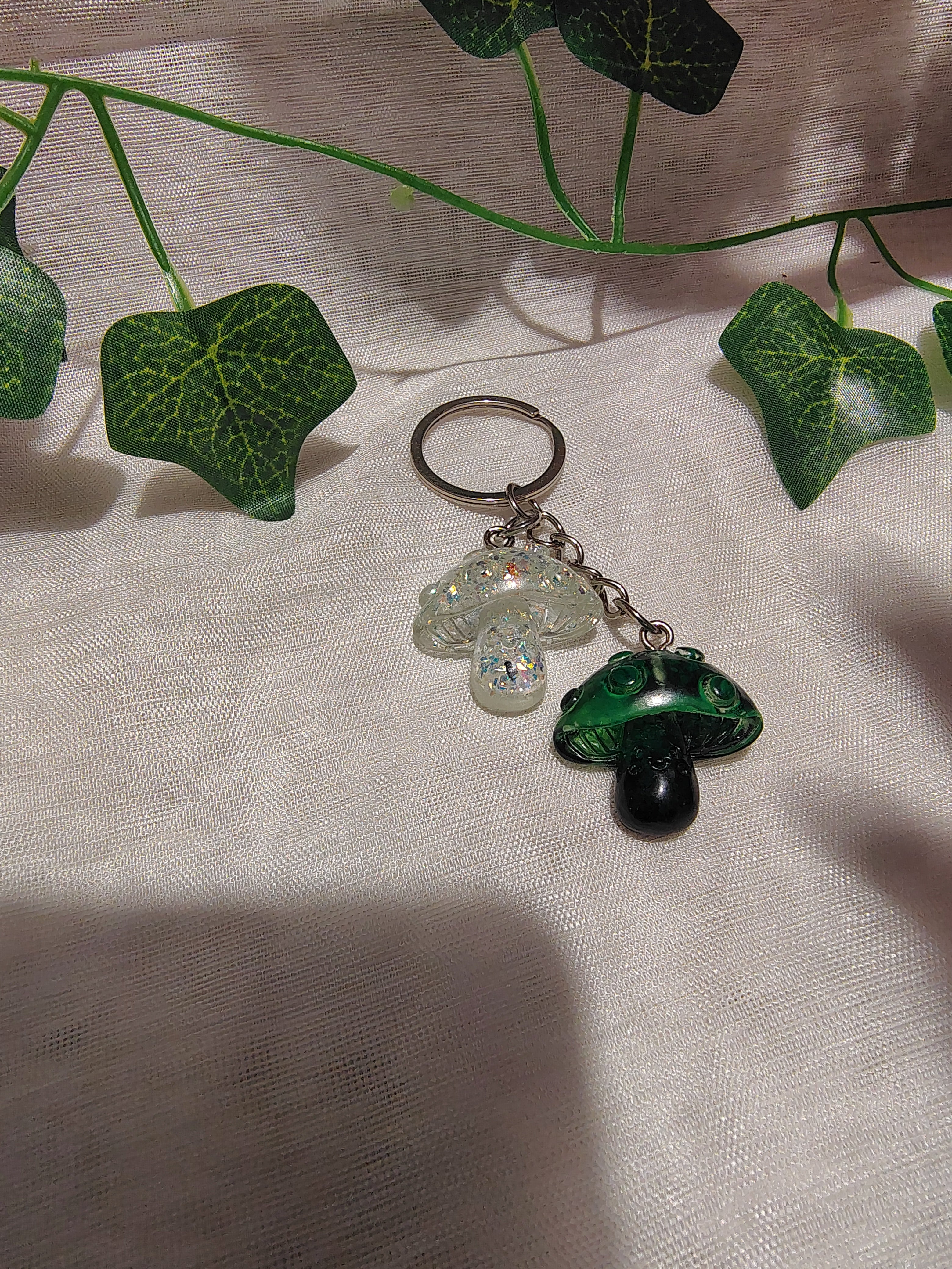 Porte-clés Champignon en résine époxy fait main – Accessoire artisanal original