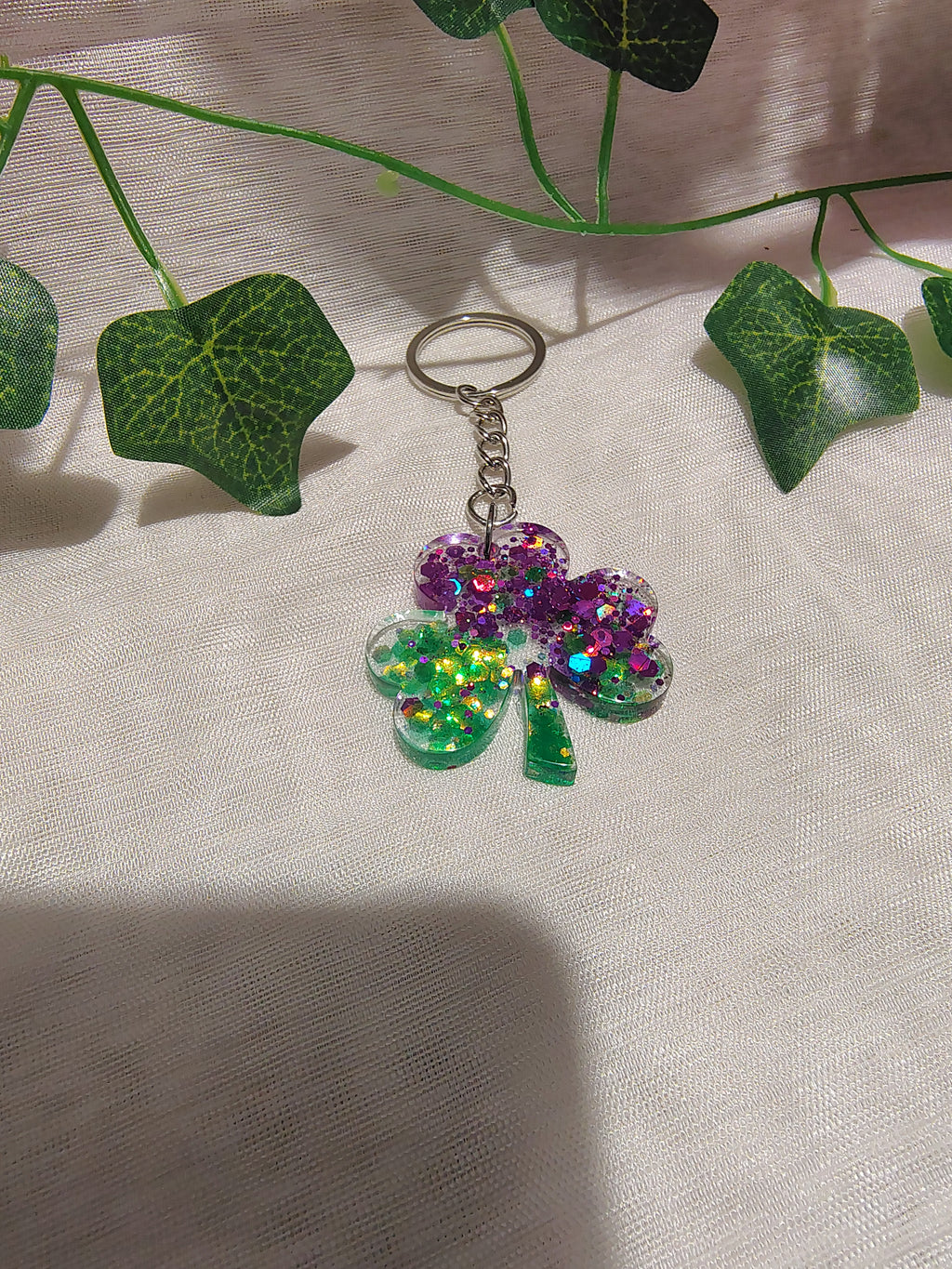 Porte-clés Trèfle en résine époxy fait main – Accessoire porte-bonheur artisanal