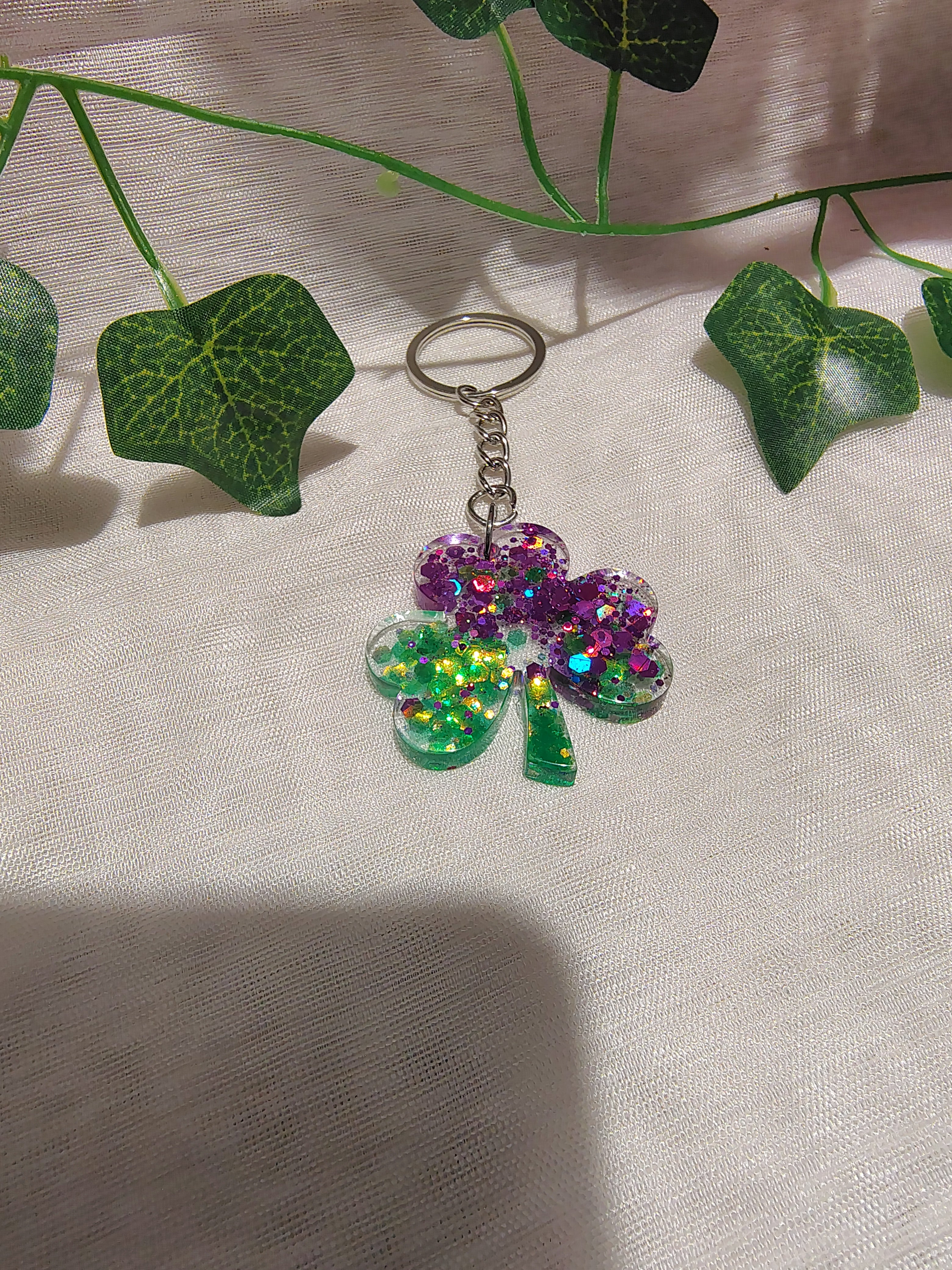 Porte-clés Trèfle en résine époxy fait main – Accessoire porte-bonheur artisanal