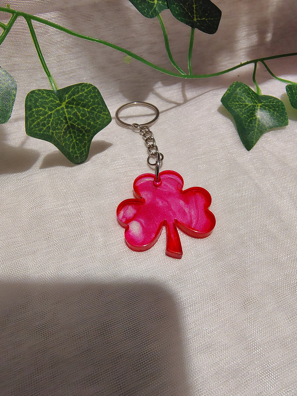 Porte-clés Trèfle en résine époxy fait main – Accessoire porte-bonheur artisanal