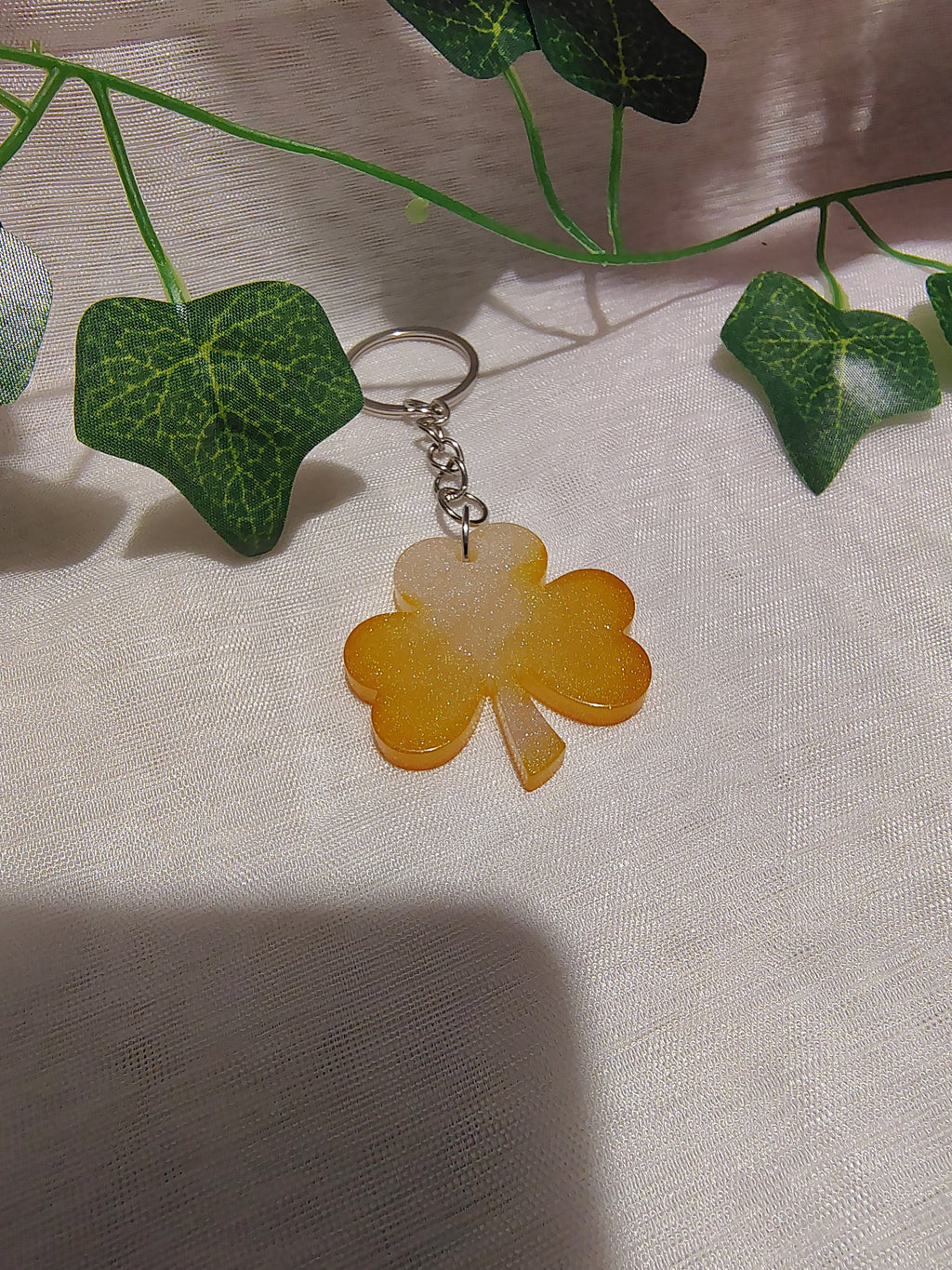 Porte-clés Trèfle en résine époxy fait main – Accessoire porte-bonheur artisanal