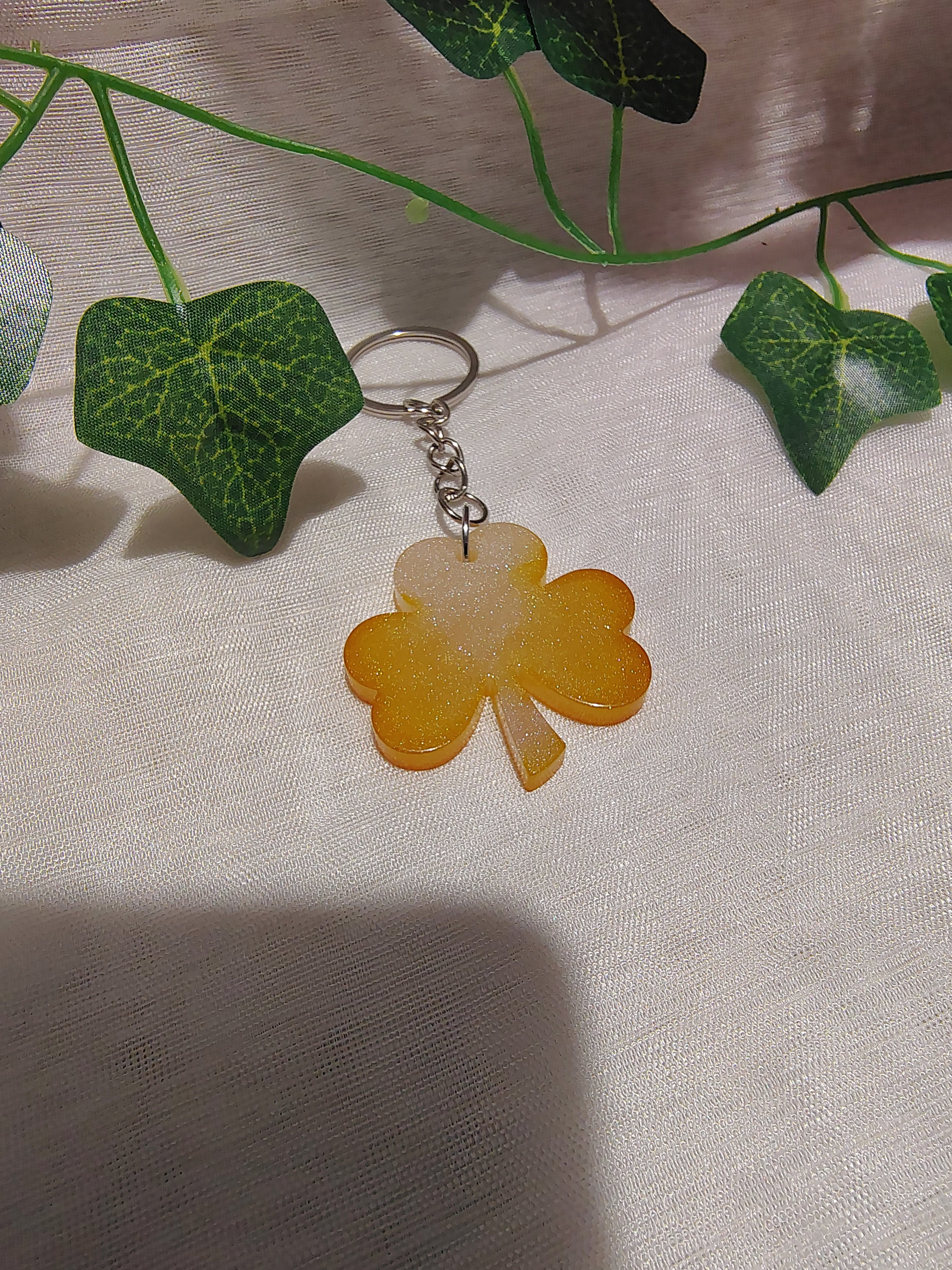 Porte-clés Trèfle en résine époxy fait main – Accessoire porte-bonheur artisanal