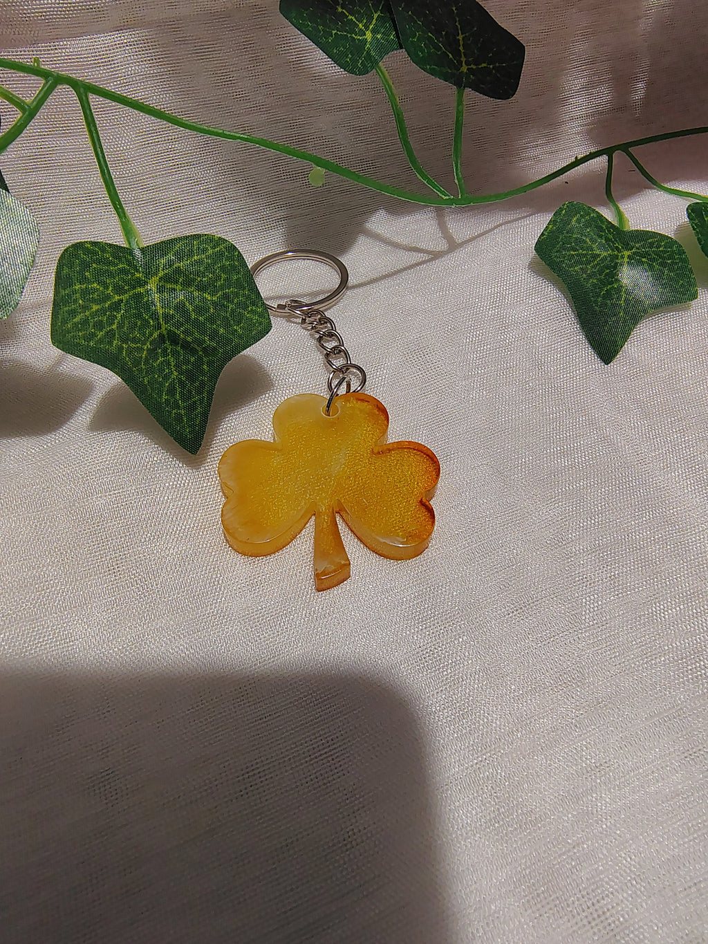 Porte-clés Trèfle en résine époxy fait main – Accessoire porte-bonheur artisanal