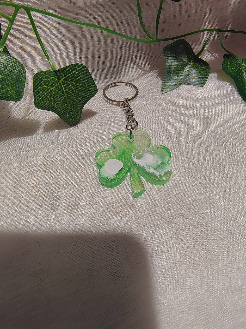 Porte-clés Trèfle en résine époxy fait main – Accessoire porte-bonheur artisanal
