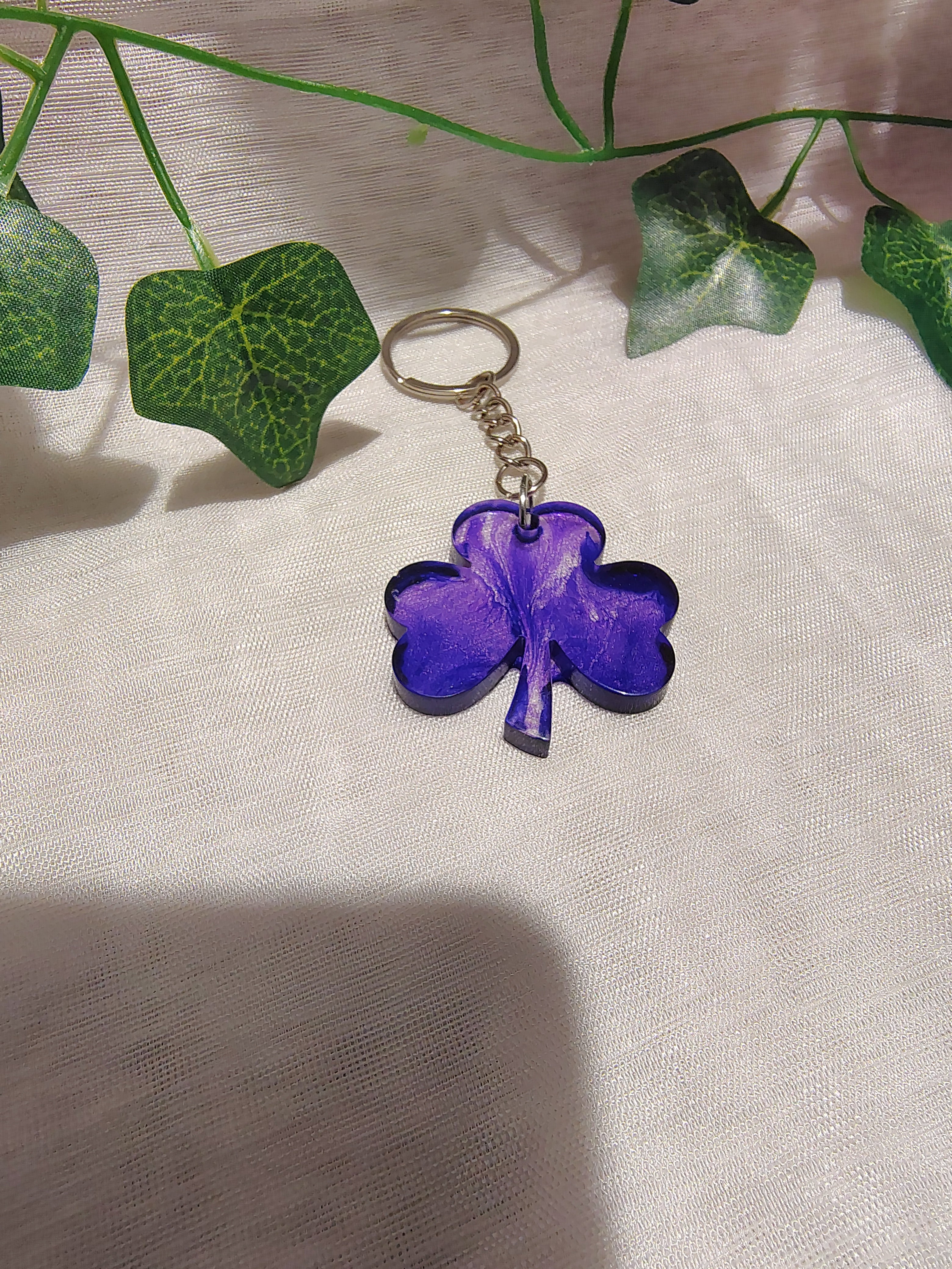 Porte-clés Trèfle en résine époxy fait main – Accessoire porte-bonheur artisanal