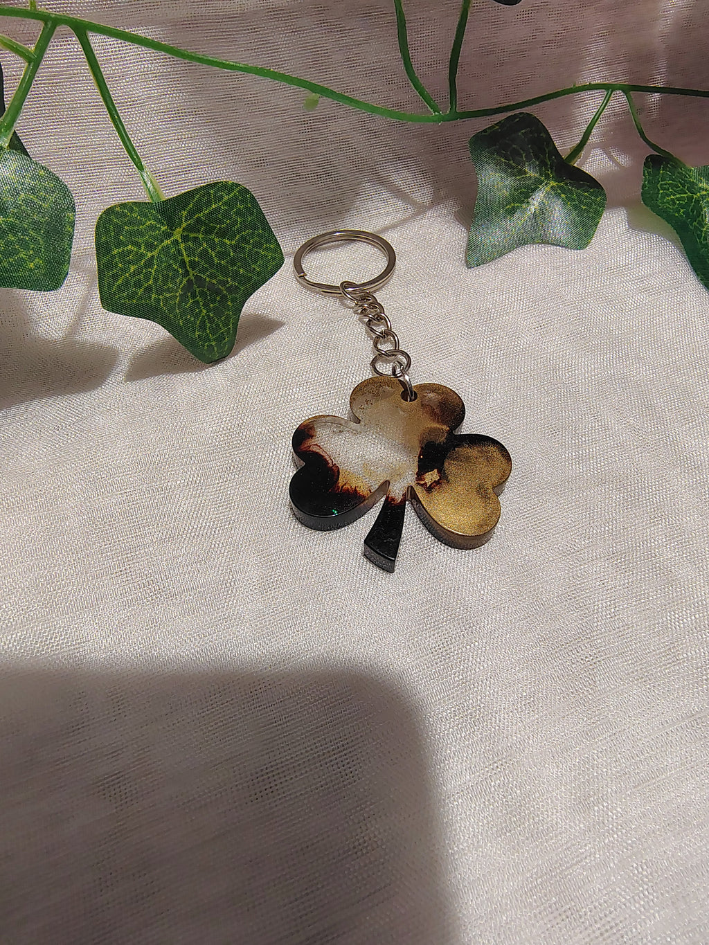 Porte-clés Trèfle en résine époxy fait main – Accessoire porte-bonheur artisanal