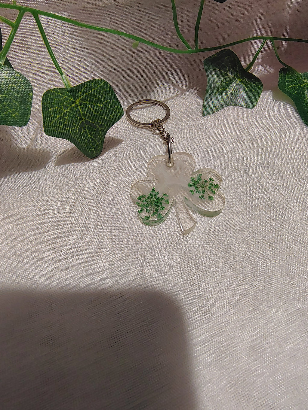 Porte-clés Trèfle en résine époxy fait main – Accessoire porte-bonheur artisanal