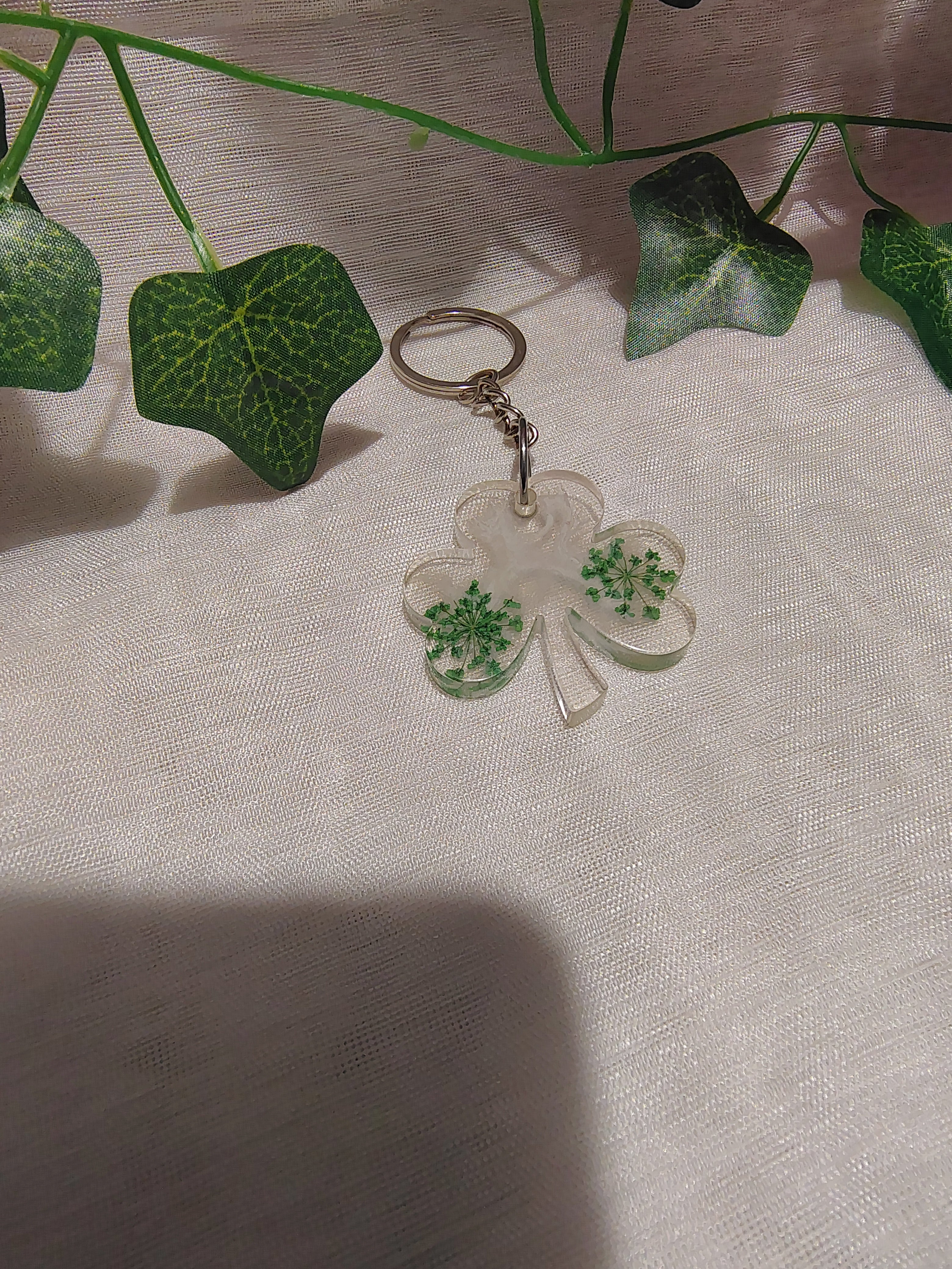Porte-clés Trèfle en résine époxy fait main – Accessoire porte-bonheur artisanal