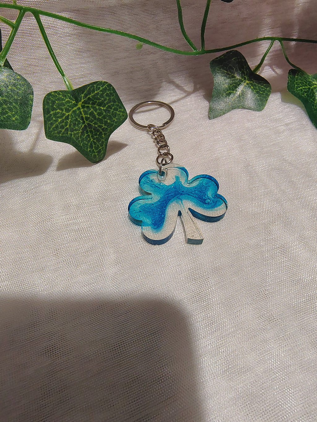 Porte-clés Trèfle en résine époxy fait main – Accessoire porte-bonheur artisanal