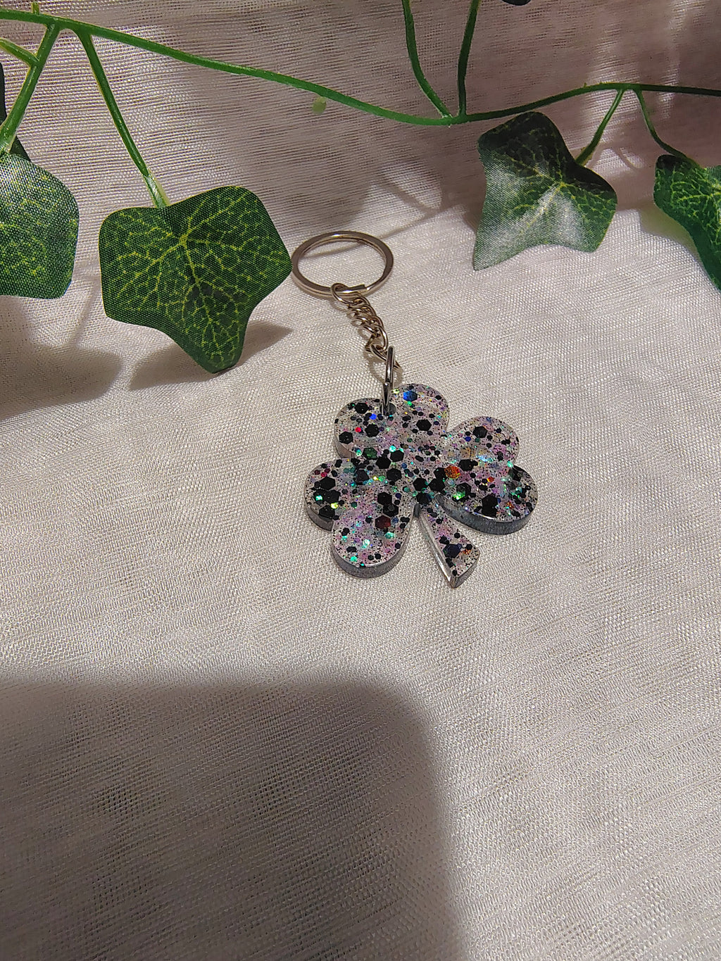 Porte-clés Trèfle en résine époxy fait main – Accessoire porte-bonheur artisanal