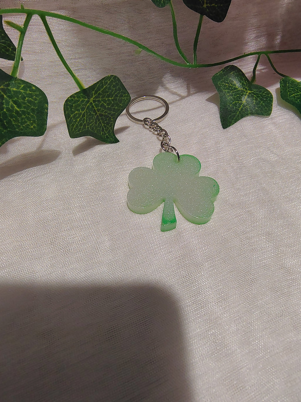 Porte-clés Trèfle en résine époxy fait main – Accessoire porte-bonheur artisanal