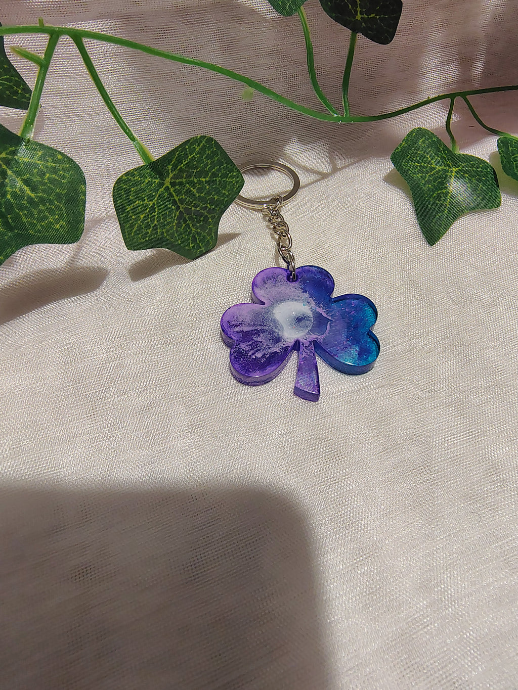 Porte-clés Trèfle en résine époxy fait main – Accessoire porte-bonheur artisanal