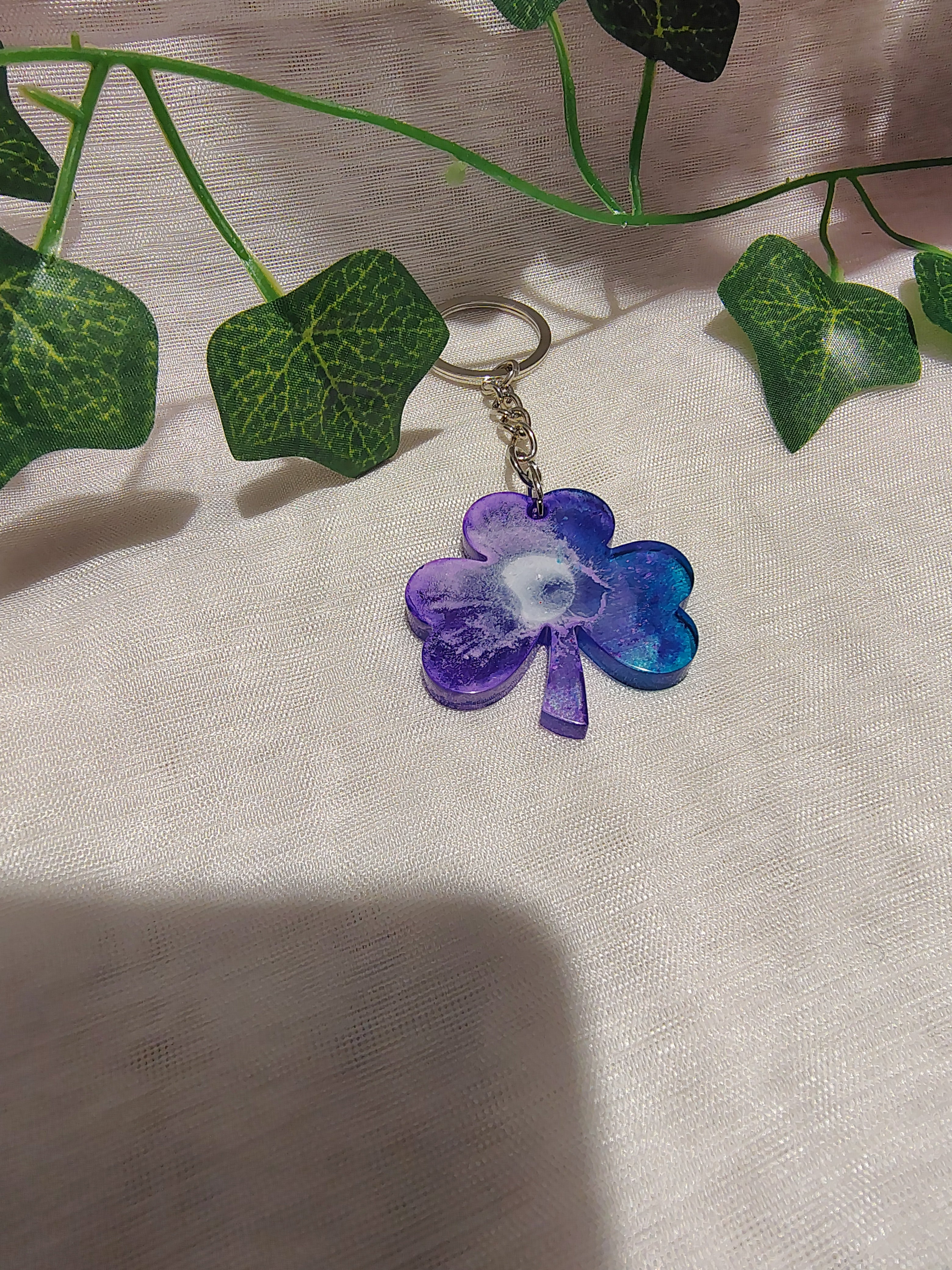 Porte-clés Trèfle en résine époxy fait main – Accessoire porte-bonheur artisanal