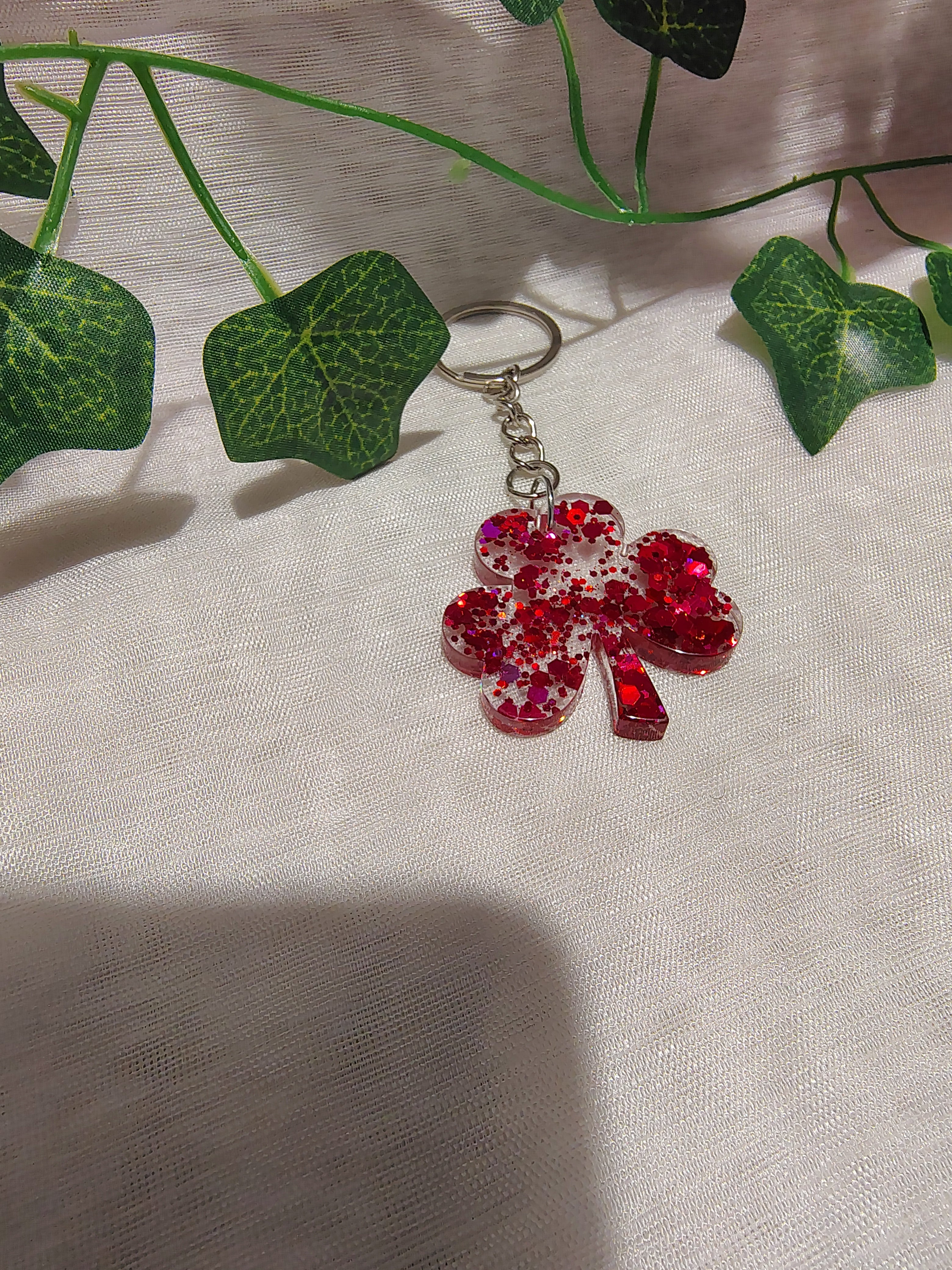 Porte-clés Trèfle en résine époxy fait main – Accessoire porte-bonheur artisanal